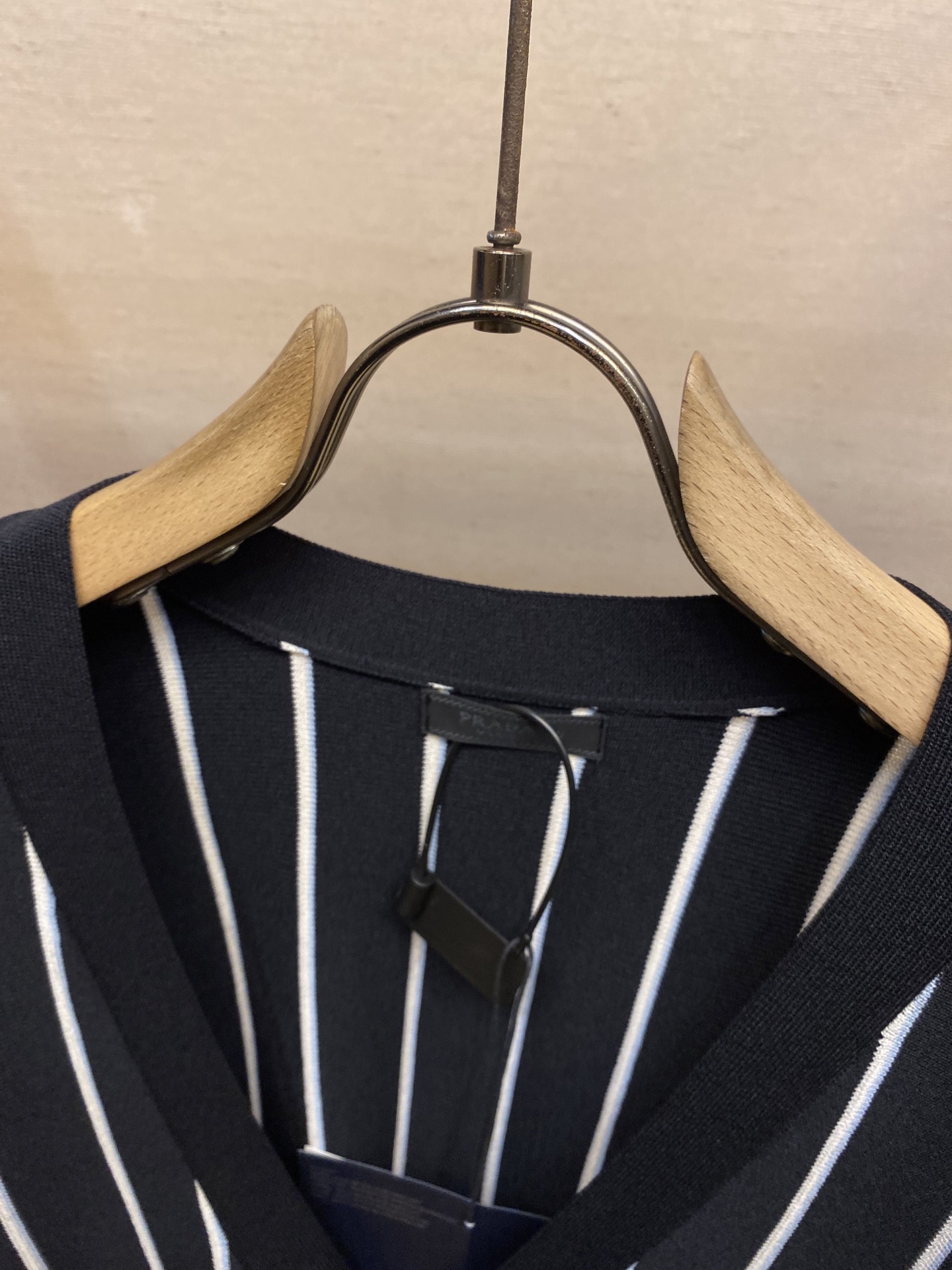 🌟🌟Prada，条纹提花刺绣开衫



面料：采用羊毛搭配多种毛料混纺，面料版型立体带有高弹毛纱。上身效