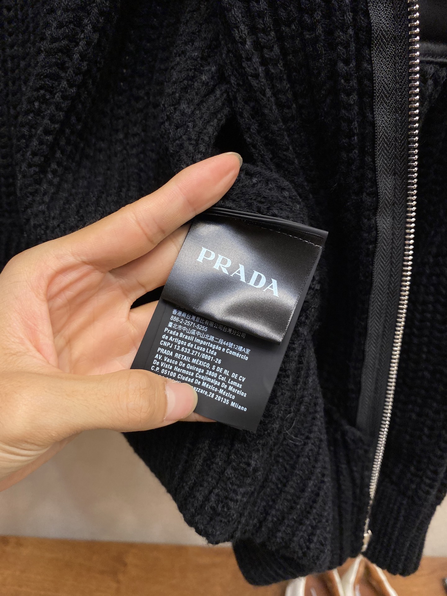 🌟🌟Prada，尼龙贴布口袋拼接拉链开衫



面料采用30%羊毛50%棉20%锦纶。

该款面料采用为