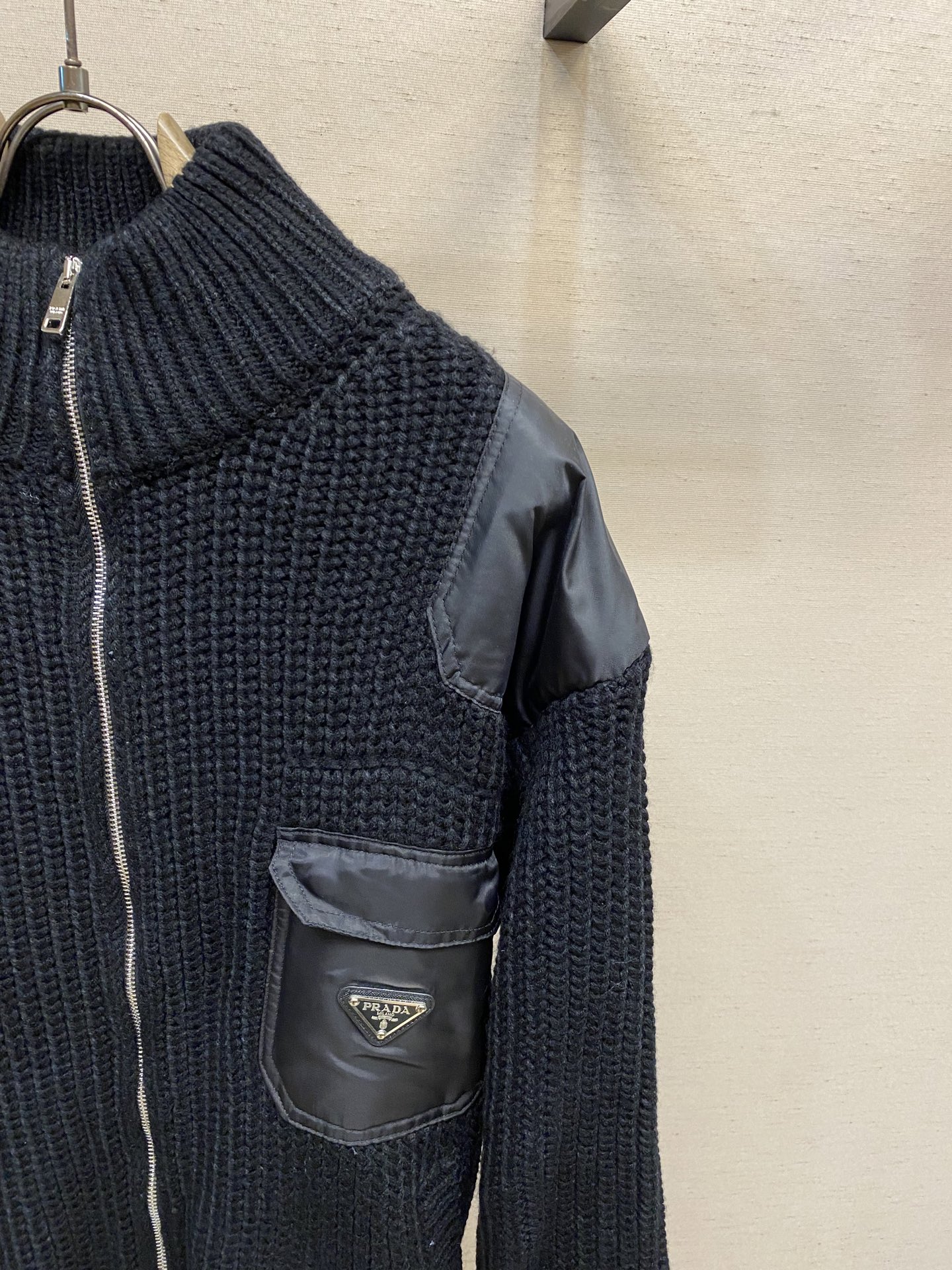 🌟🌟Prada，尼龙贴布口袋拼接拉链开衫



面料采用30%羊毛50%棉20%锦纶。

该款面料采用为