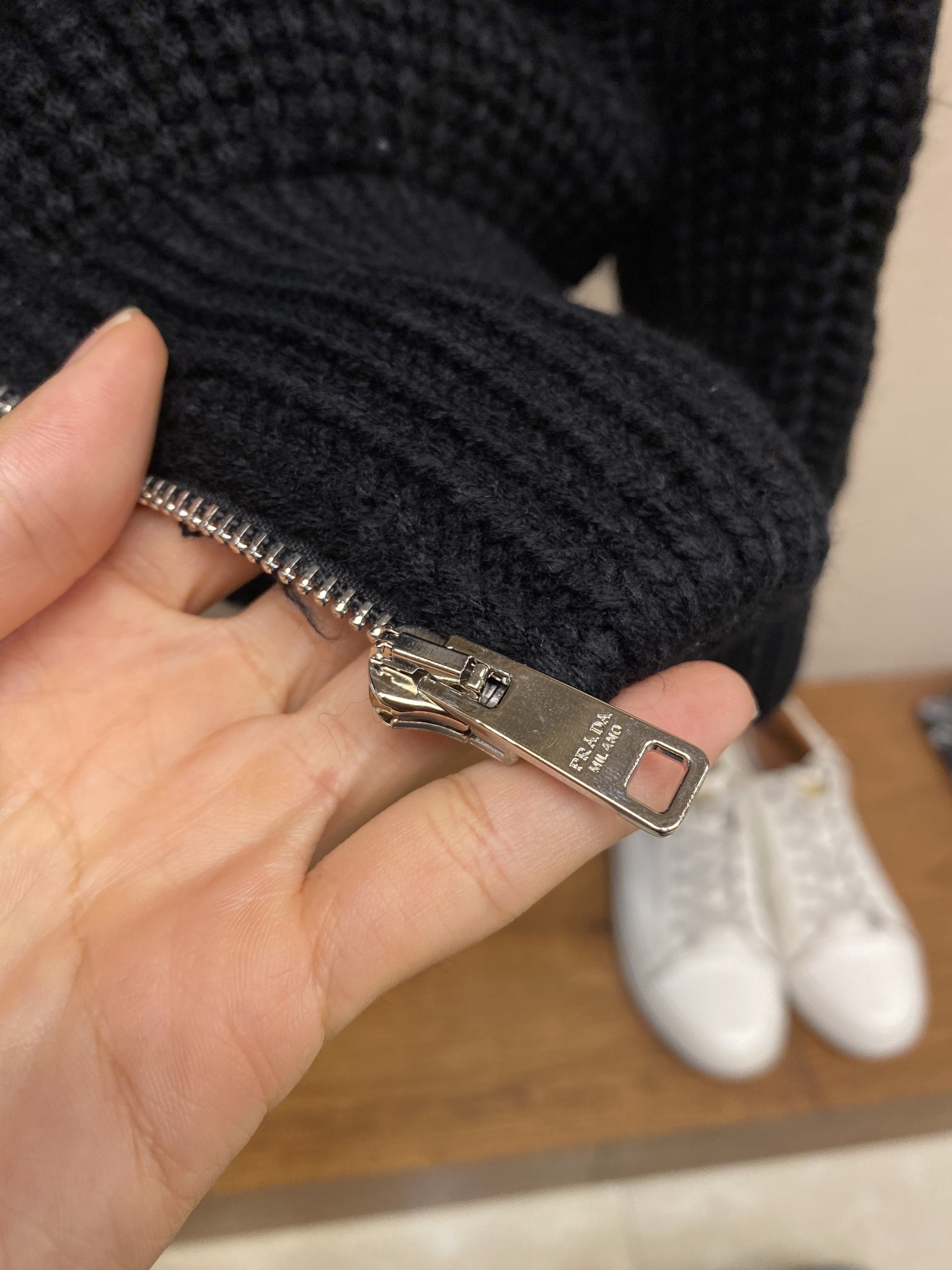 🌟🌟Prada，尼龙贴布口袋拼接拉链开衫



面料采用30%羊毛50%棉20%锦纶。

该款面料采用为