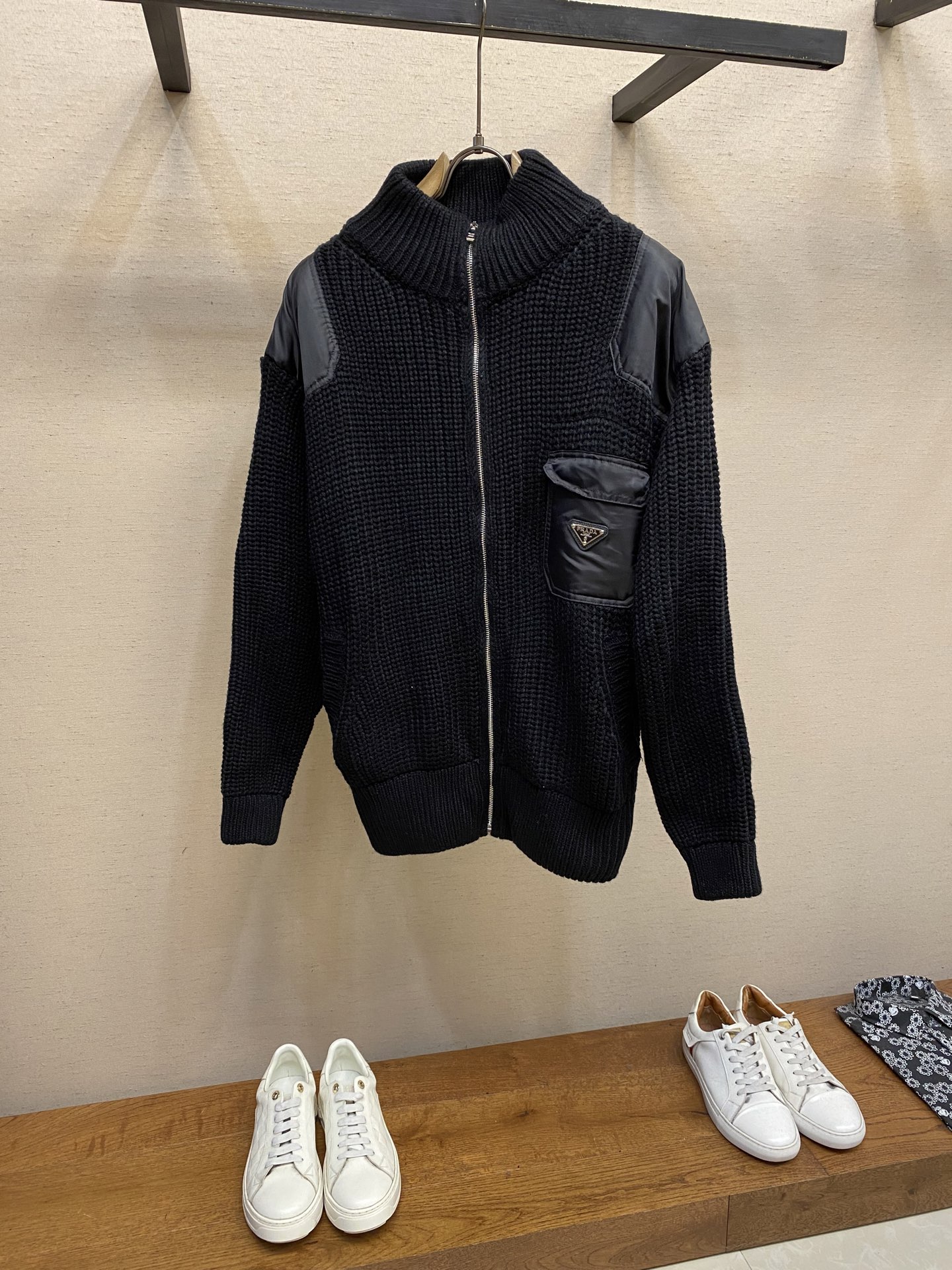 🌟🌟Prada，尼龙贴布口袋拼接拉链开衫



面料采用30%羊毛50%棉20%锦纶。

该款面料采用为