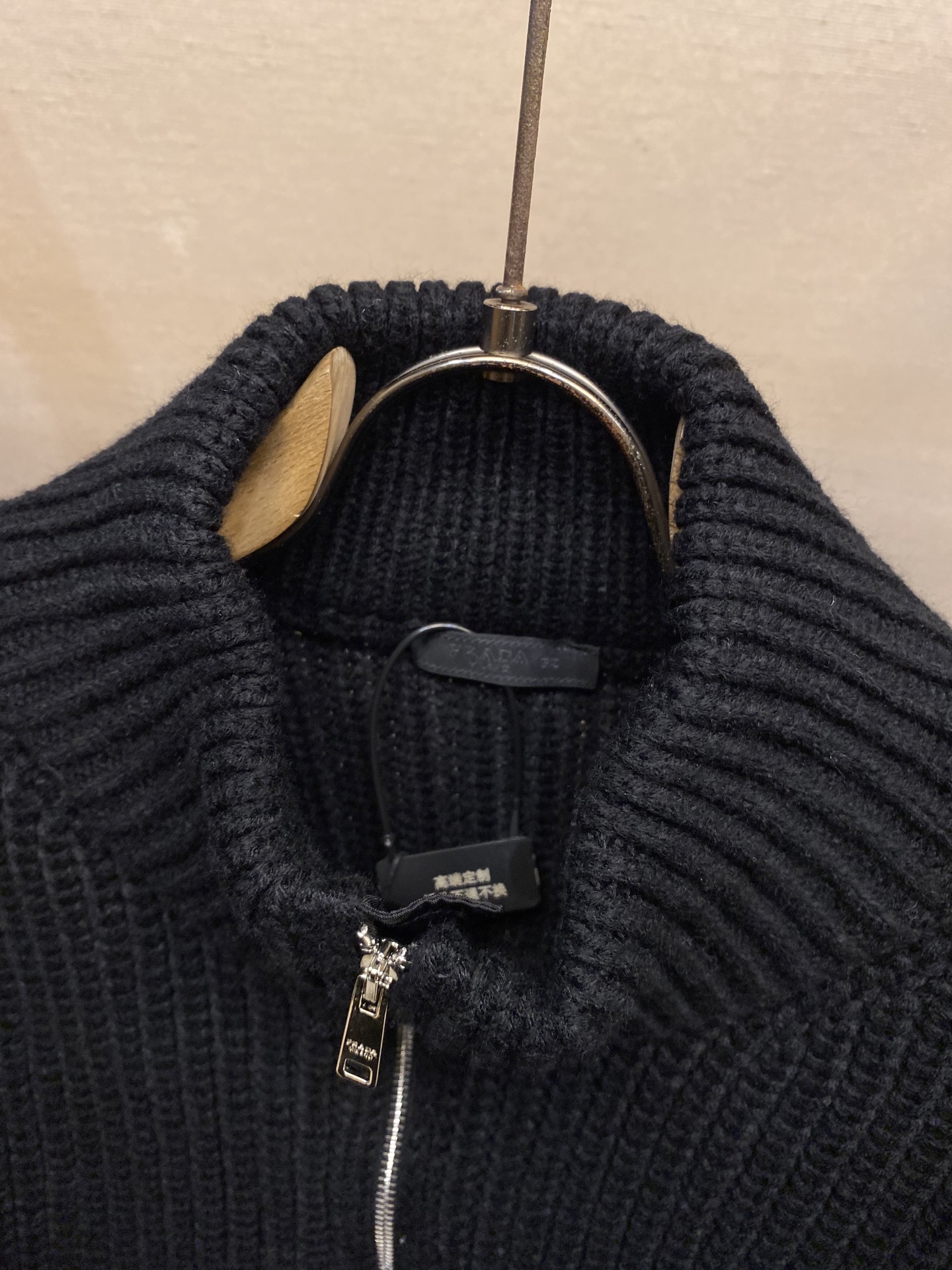 🌟🌟Prada，尼龙贴布口袋拼接拉链开衫



面料采用30%羊毛50%棉20%锦纶。

该款面料采用为