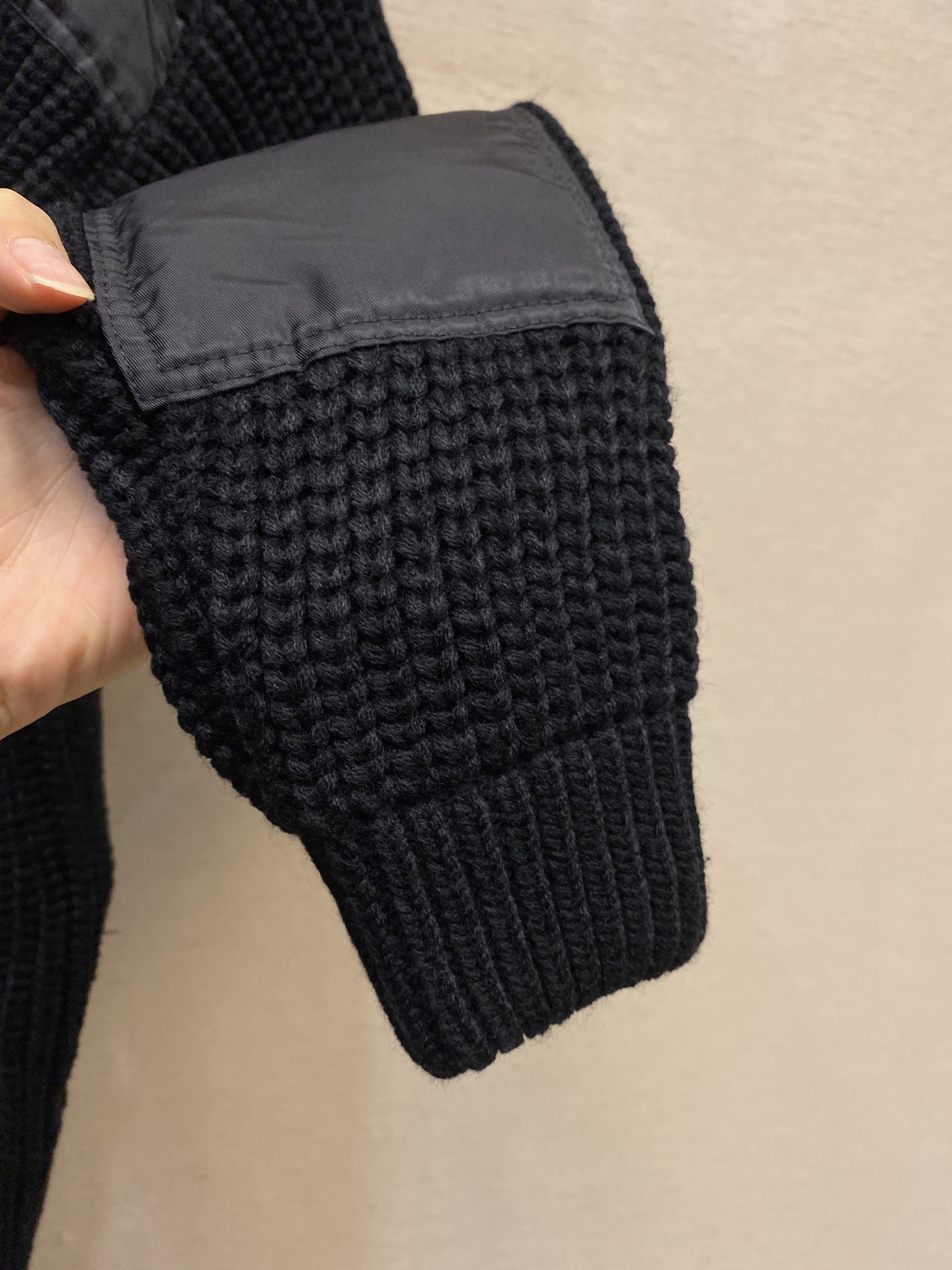 🌟🌟Prada，尼龙贴布口袋拼接拉链开衫



面料采用30%羊毛50%棉20%锦纶。

该款面料采用为