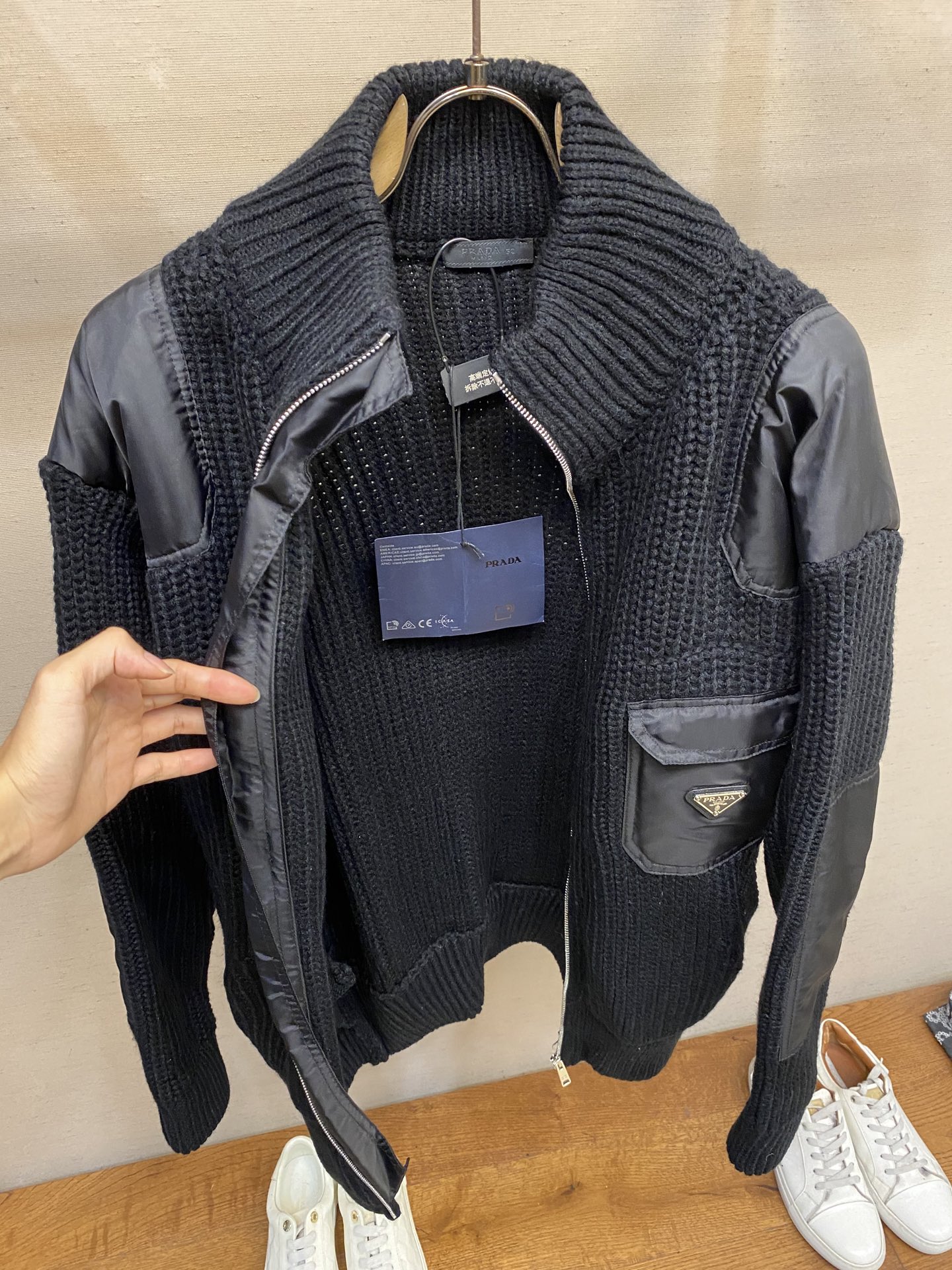 🌟🌟Prada，尼龙贴布口袋拼接拉链开衫



面料采用30%羊毛50%棉20%锦纶。

该款面料采用为