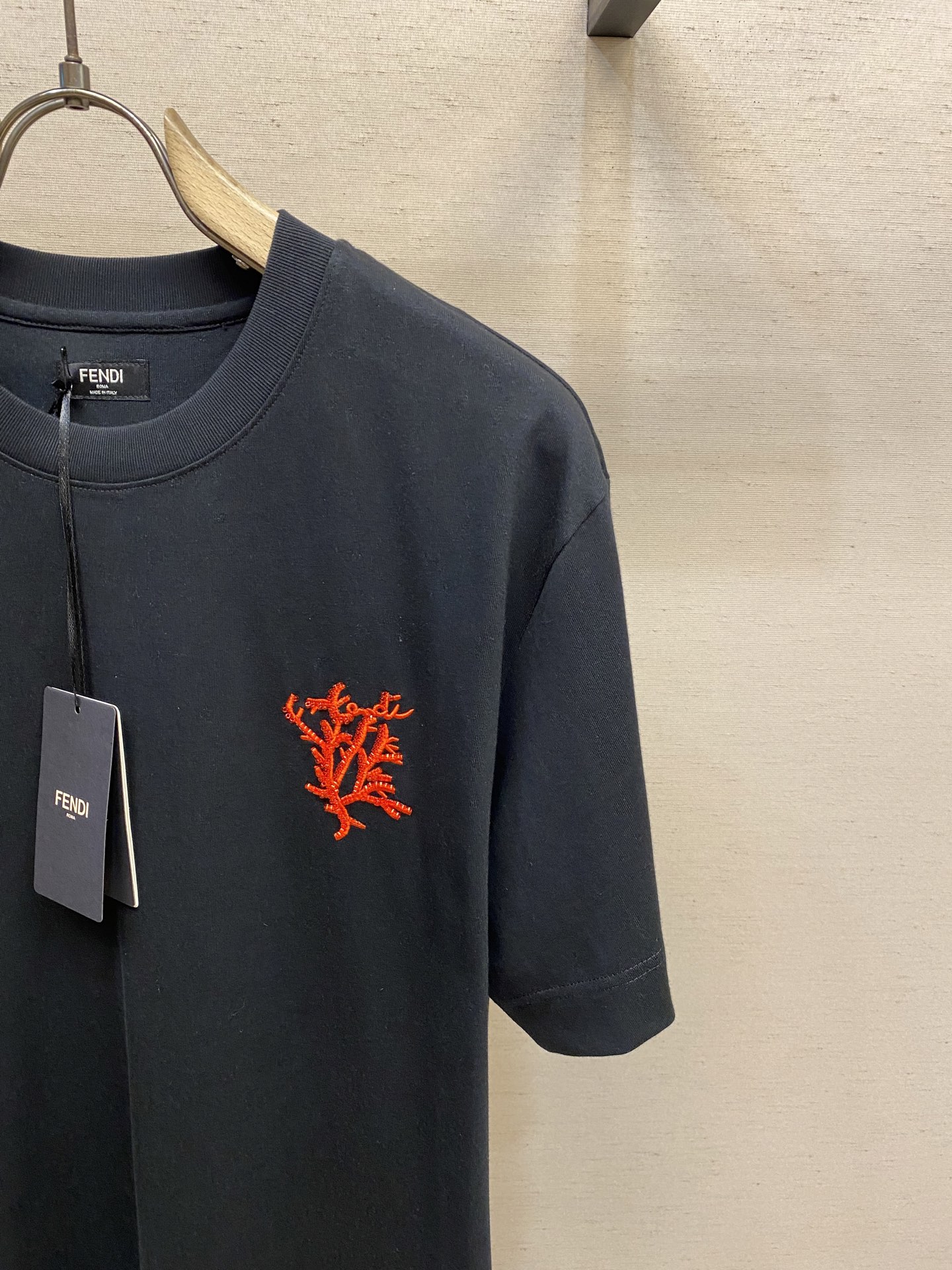 🌟🌟Fendi，红珊瑚串珠刺绣短袖圆领T恤。纯棉面料。胸前饰红色串珠刺绣的珊瑚细节。后背饰有品牌专属龟背