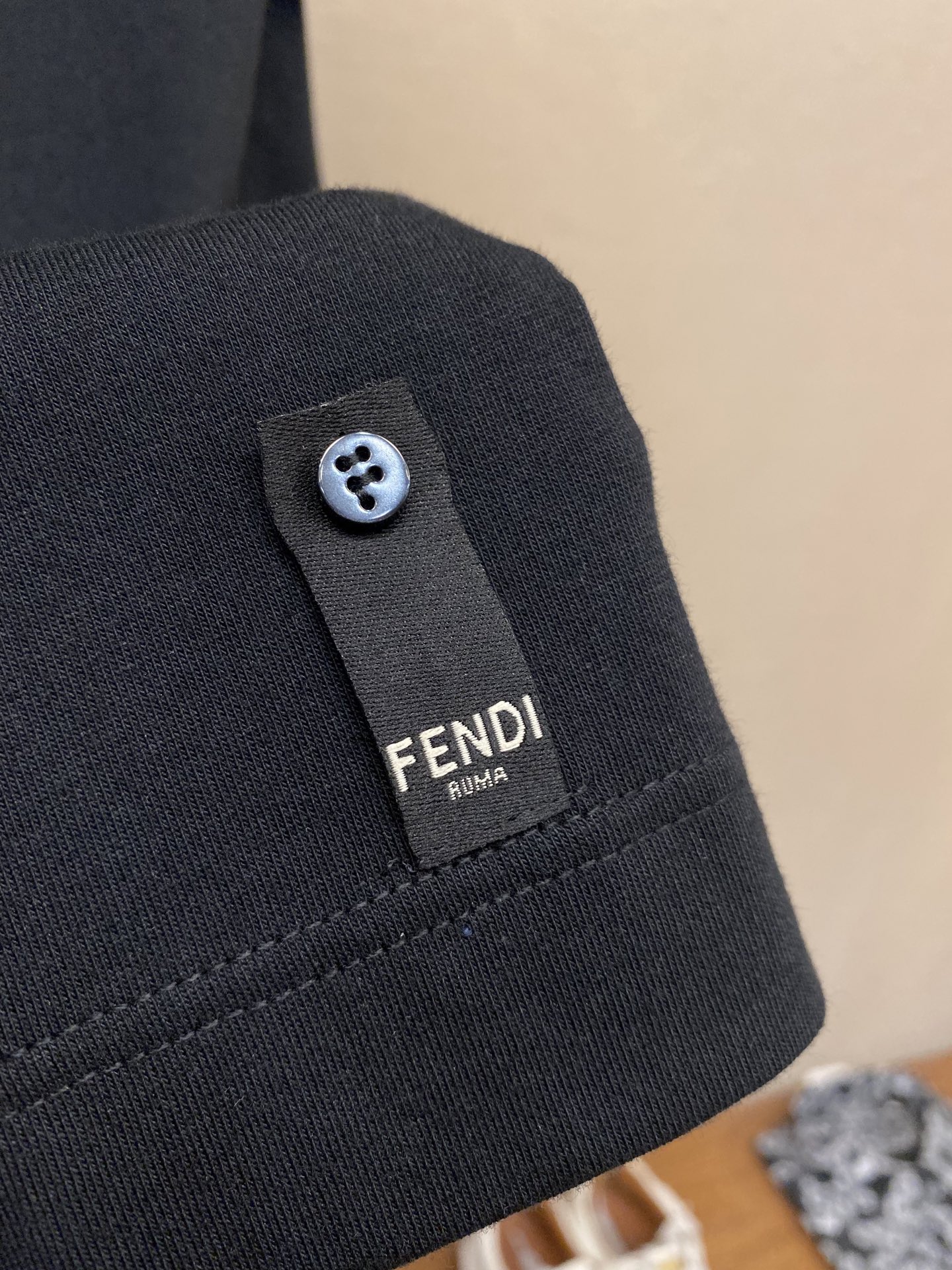 🌟🌟Fendi，红珊瑚串珠刺绣短袖圆领T恤。纯棉面料。胸前饰红色串珠刺绣的珊瑚细节。后背饰有品牌专属龟背
