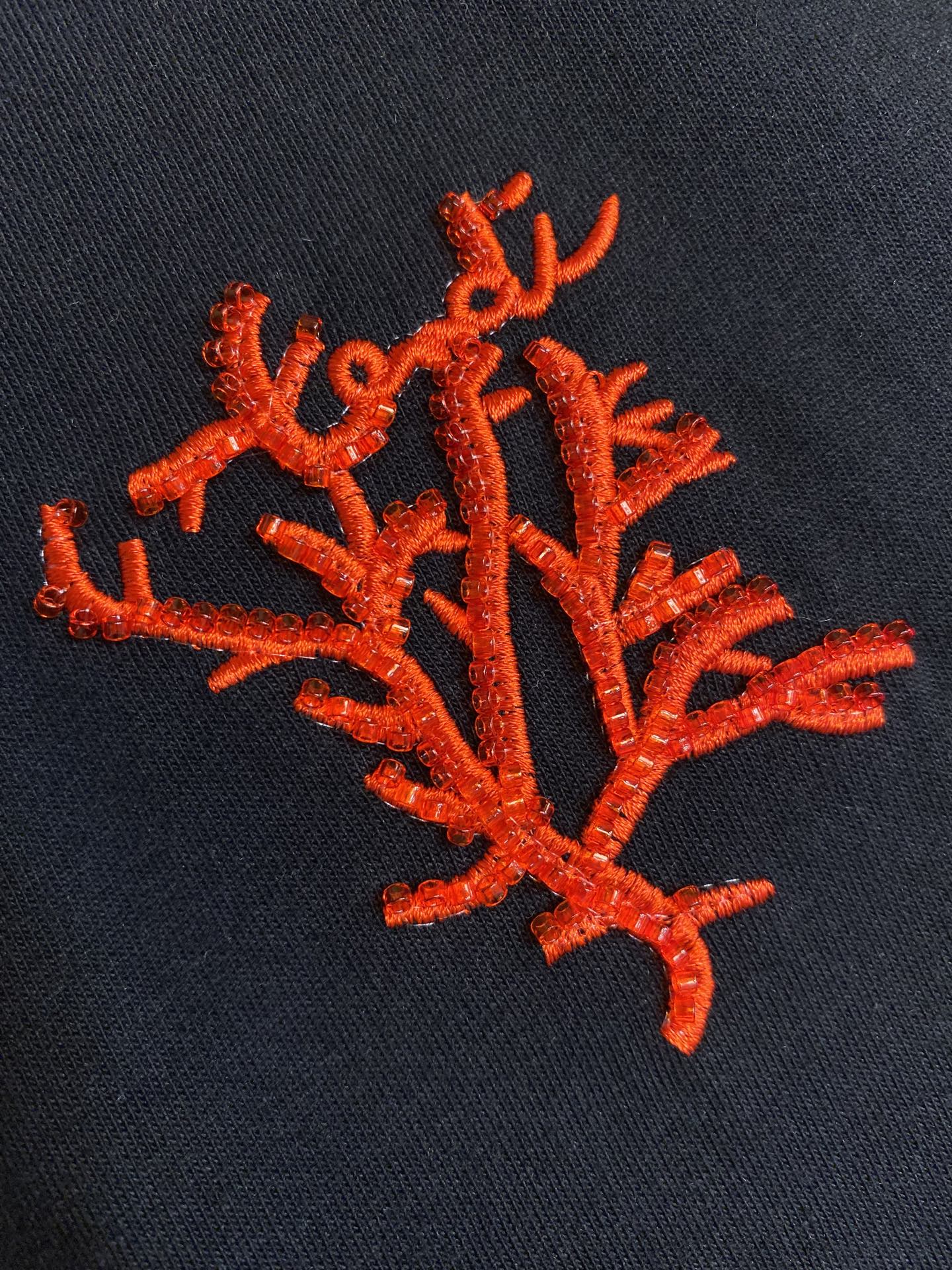 🌟🌟Fendi，红珊瑚串珠刺绣短袖圆领T恤。纯棉面料。胸前饰红色串珠刺绣的珊瑚细节。后背饰有品牌专属龟背