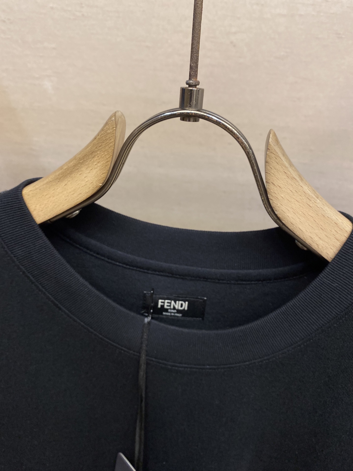 🌟🌟Fendi，红珊瑚串珠刺绣短袖圆领T恤。纯棉面料。胸前饰红色串珠刺绣的珊瑚细节。后背饰有品牌专属龟背
