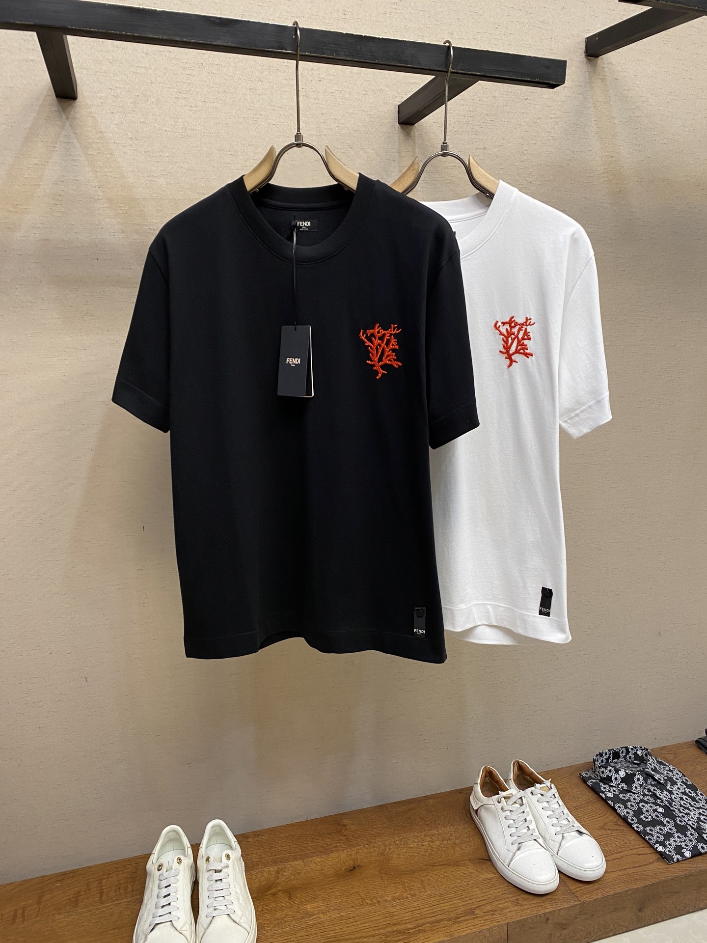 🌟🌟Fendi，红珊瑚串珠刺绣短袖圆领T恤。纯棉面料。胸前饰红色串珠刺绣的珊瑚细节。后背饰有品牌专属龟背