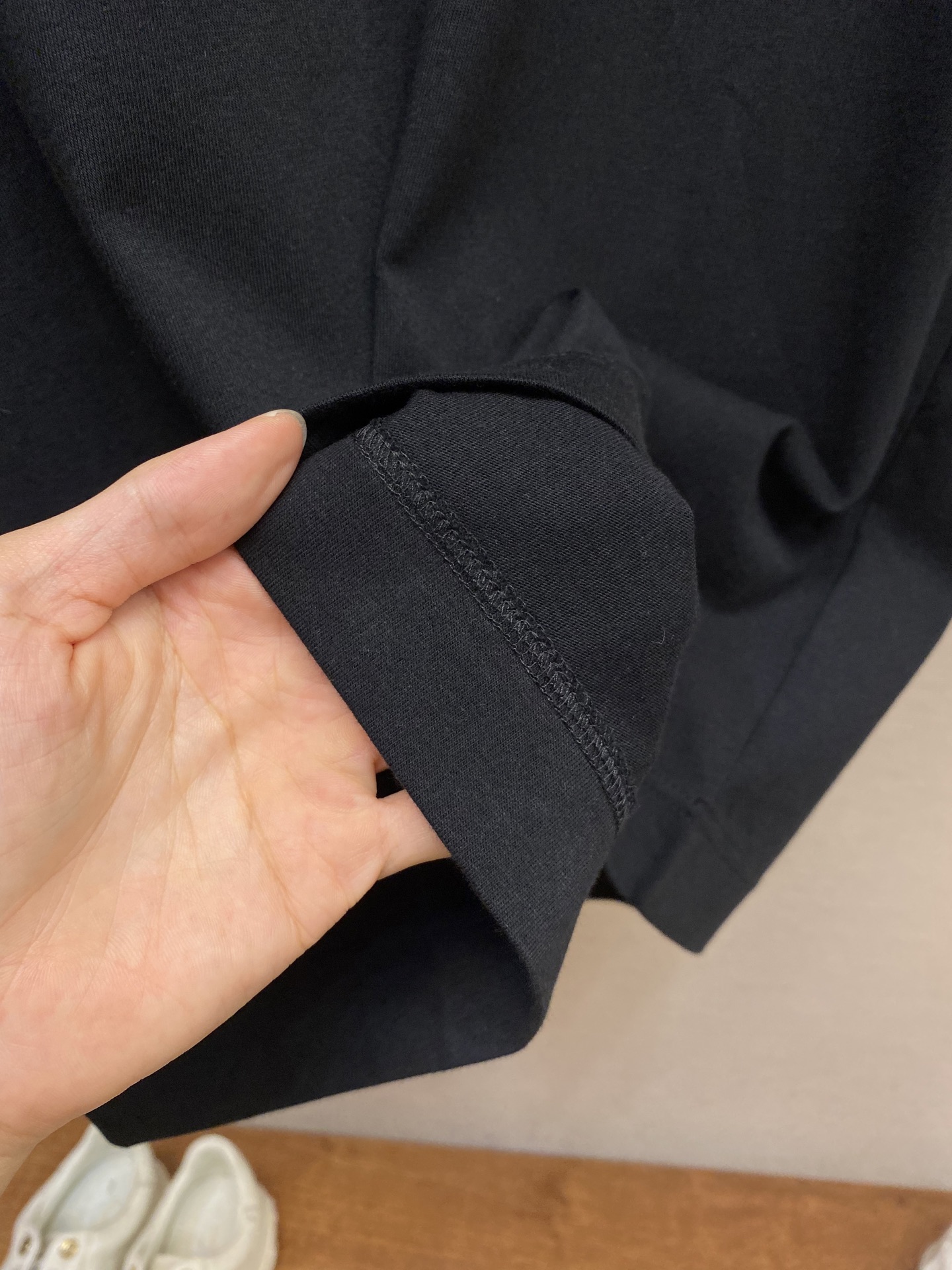 🌟🌟Fendi，红珊瑚串珠刺绣短袖圆领T恤。纯棉面料。胸前饰红色串珠刺绣的珊瑚细节。后背饰有品牌专属龟背