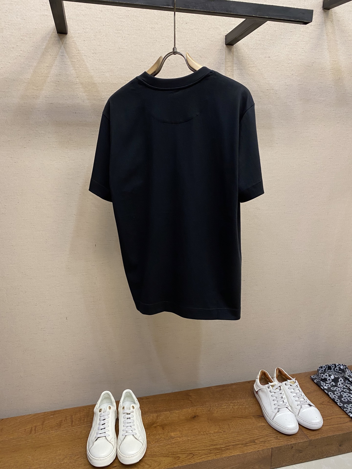 🌟🌟Fendi，红珊瑚串珠刺绣短袖圆领T恤。纯棉面料。胸前饰红色串珠刺绣的珊瑚细节。后背饰有品牌专属龟背