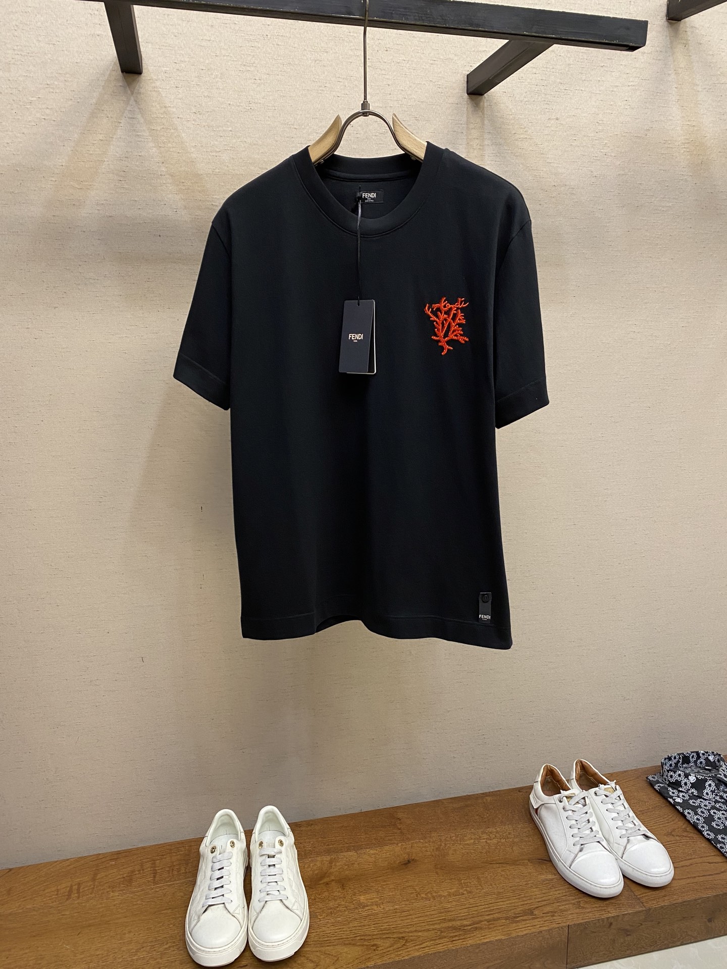 🌟🌟Fendi，红珊瑚串珠刺绣短袖圆领T恤。纯棉面料。胸前饰红色串珠刺绣的珊瑚细节。后背饰有品牌专属龟背