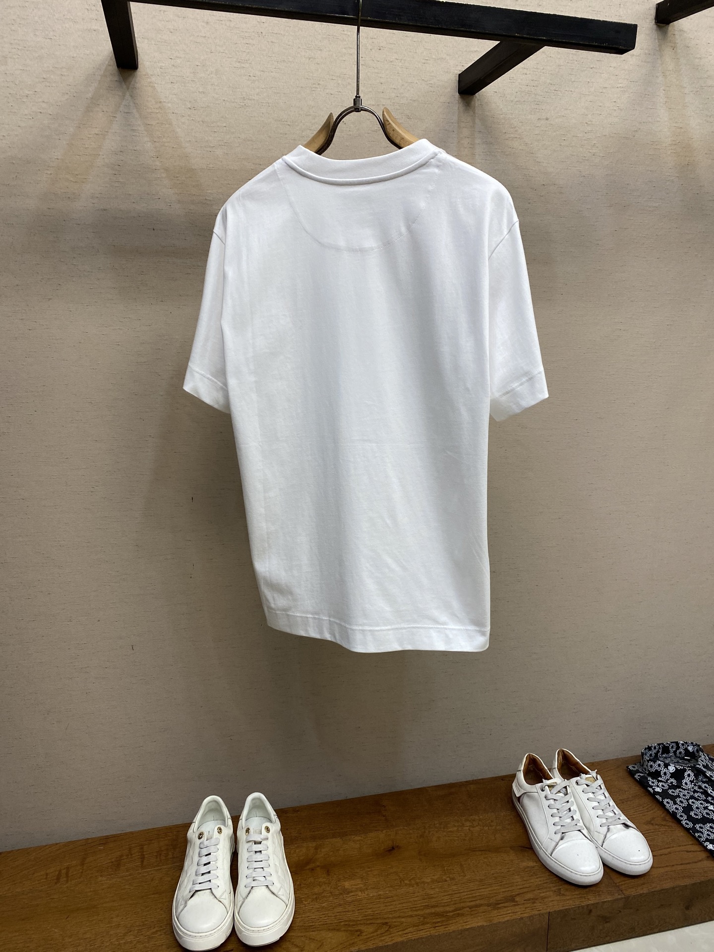 🌟🌟Fendi，红珊瑚串珠刺绣短袖圆领T恤。纯棉面料。胸前饰红色串珠刺绣的珊瑚细节。后背饰有品牌专属龟背