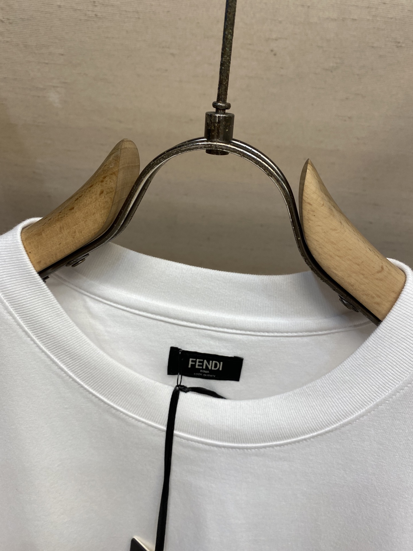 🌟🌟Fendi，红珊瑚串珠刺绣短袖圆领T恤。纯棉面料。胸前饰红色串珠刺绣的珊瑚细节。后背饰有品牌专属龟背