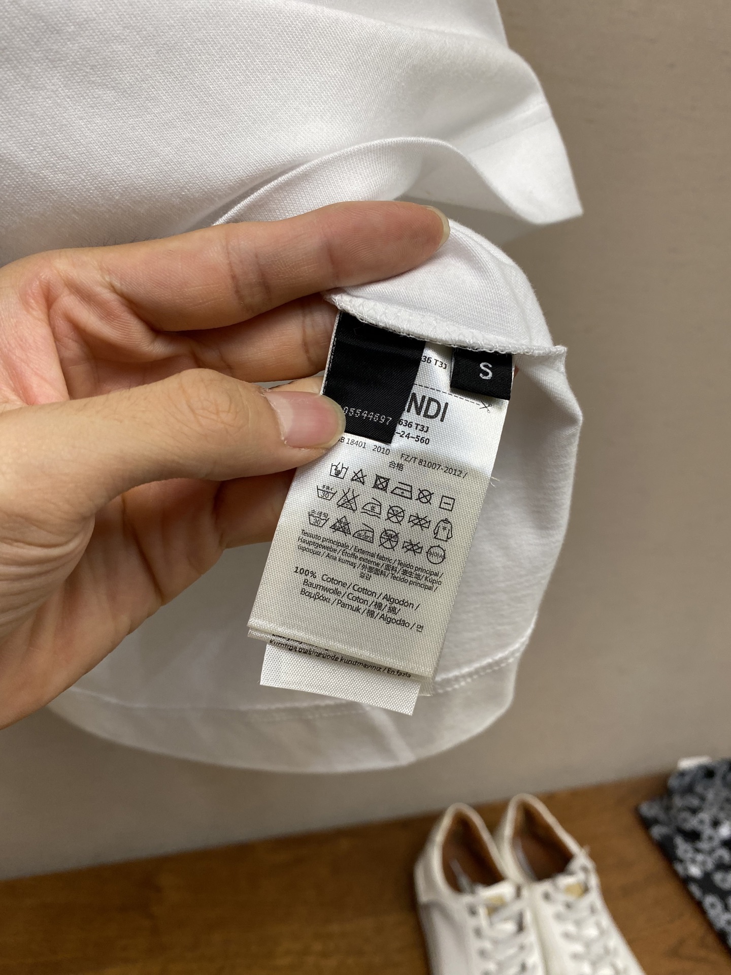 🌟🌟Fendi，红珊瑚串珠刺绣短袖圆领T恤。纯棉面料。胸前饰红色串珠刺绣的珊瑚细节。后背饰有品牌专属龟背