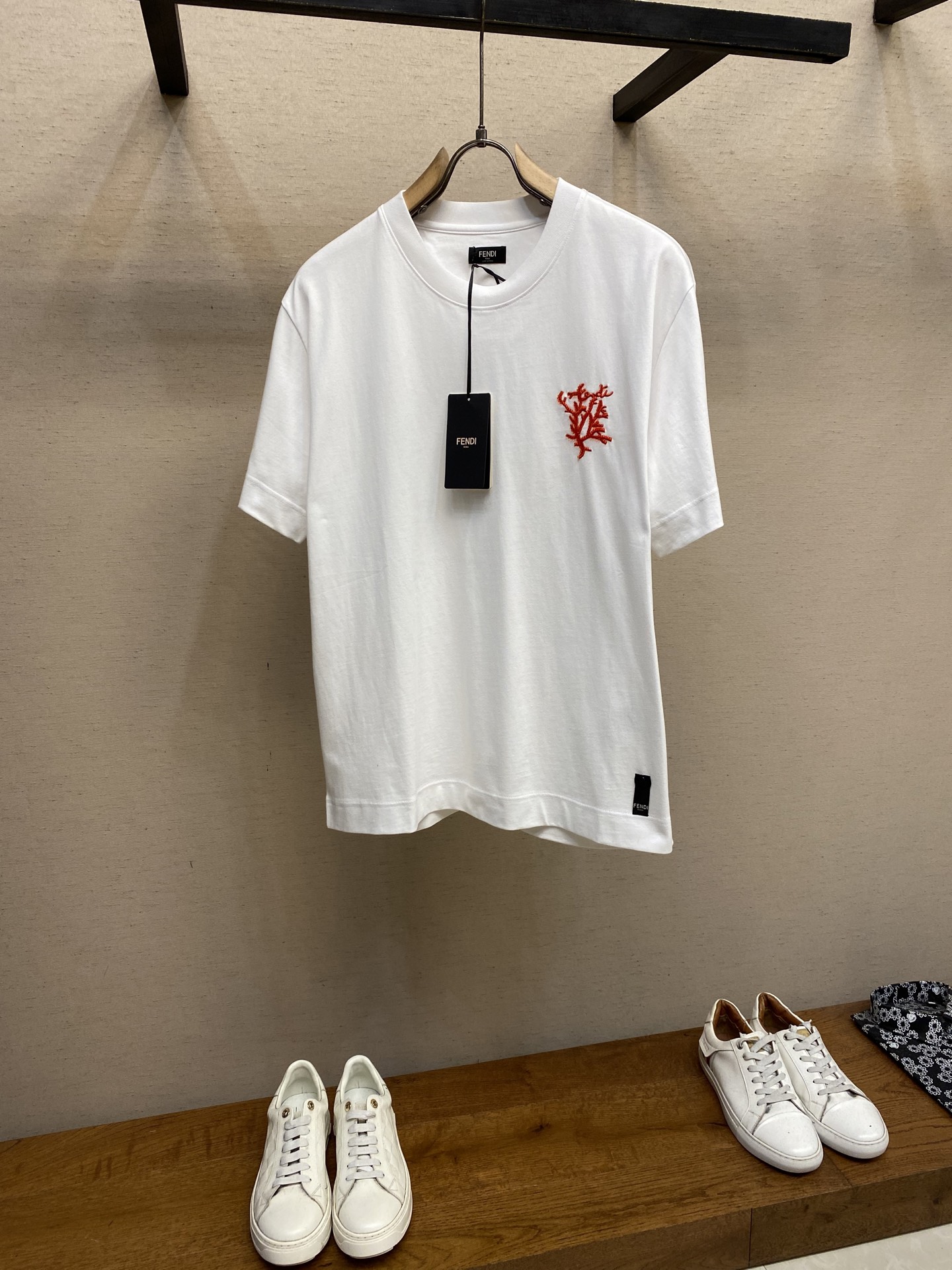 NO:522444,Fendi, Red Coral Beaded Embroidered Short-sleeved Round Neck T-shirt. Pure Cotton Fabric. Red Beaded Embroidered Coral Details on the chest. The back is decorated with brand-specific tortoise back design. The washing method involves hardware jewelry fabrics are only dry cleaning or laundry bag wrapping on the back. Cold water is quickly washed and dried and ironed in medium temperature!  Avoid wringing and machine washing on the front!  Size S-XL, fendi, T-shirt,tees, t-shirt,alexander wang19860909Fendi,红珊瑚串珠刺绣短袖圆领T恤.纯棉面料.胸前饰红色串珠刺绣的珊瑚细节.后背饰有品牌专属龟背设计 洗涤方式涉及五金饰品面料仅限干洗或洗衣袋包裹反面冷水快速机洗晾干后中温熨烫！忌大力拧干及正面机洗！ 尺码S-XL,,fendi,T-shirt,tees，t-shirt,alexander wang,Men's clothing