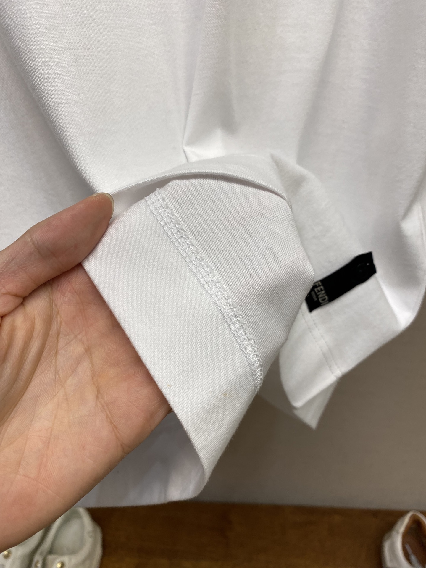 🌟🌟Fendi，红珊瑚串珠刺绣短袖圆领T恤。纯棉面料。胸前饰红色串珠刺绣的珊瑚细节。后背饰有品牌专属龟背