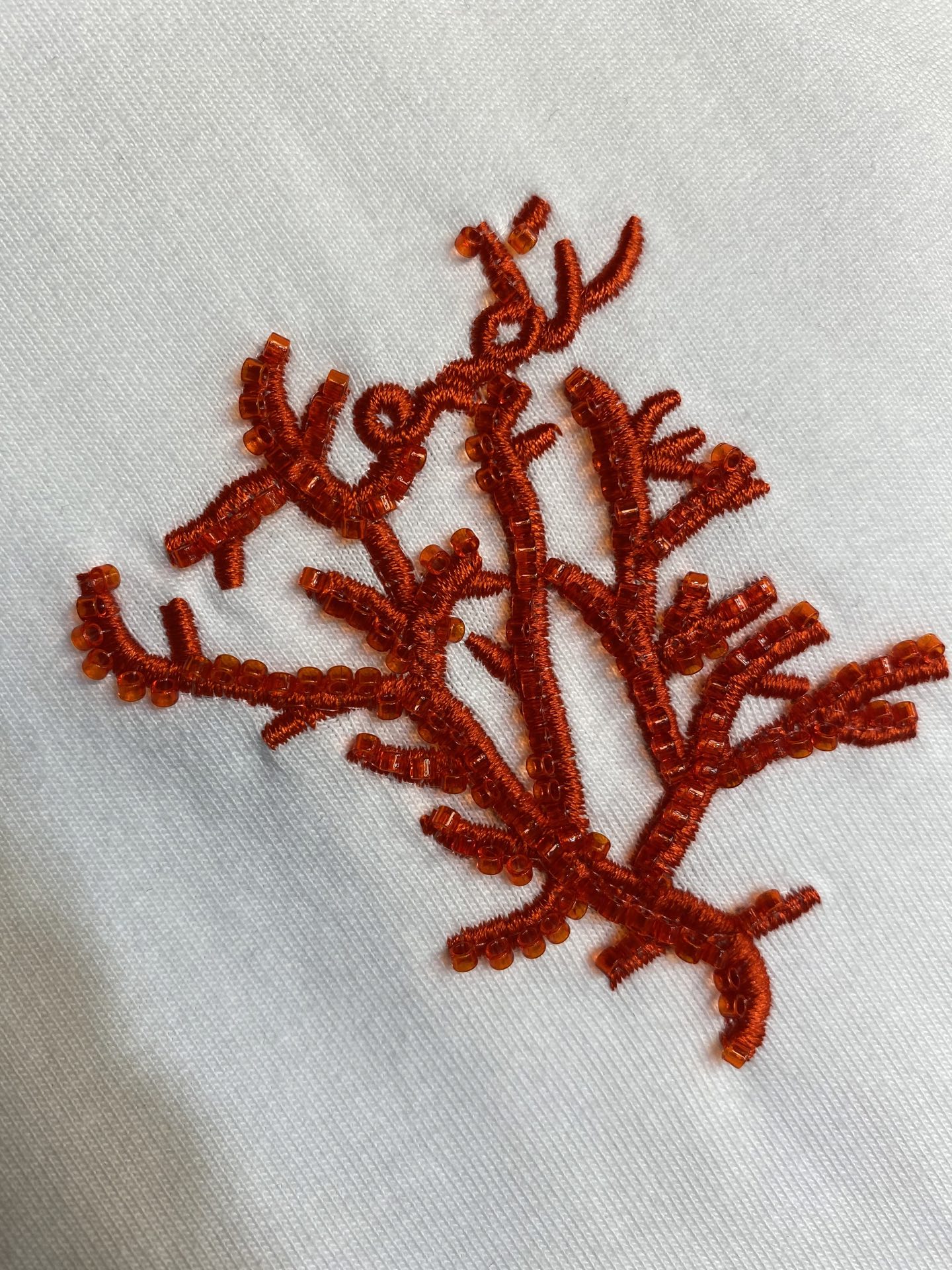 🌟🌟Fendi，红珊瑚串珠刺绣短袖圆领T恤。纯棉面料。胸前饰红色串珠刺绣的珊瑚细节。后背饰有品牌专属龟背