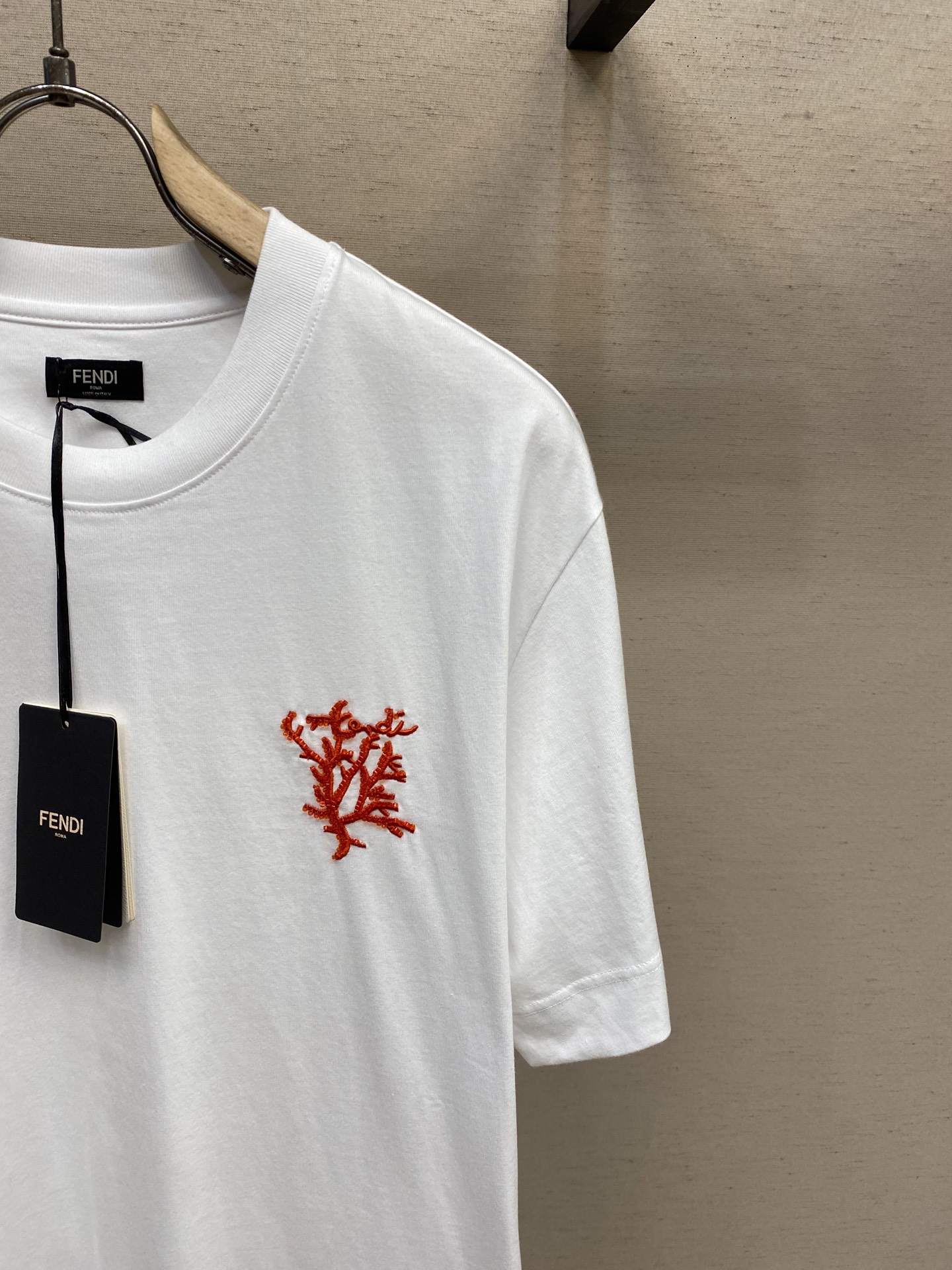 🌟🌟Fendi，红珊瑚串珠刺绣短袖圆领T恤。纯棉面料。胸前饰红色串珠刺绣的珊瑚细节。后背饰有品牌专属龟背