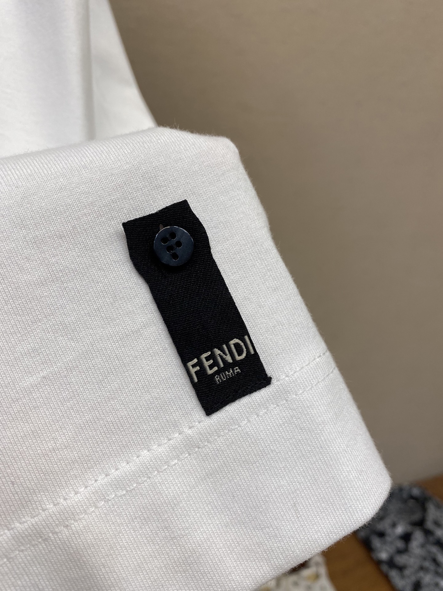 🌟🌟Fendi，红珊瑚串珠刺绣短袖圆领T恤。纯棉面料。胸前饰红色串珠刺绣的珊瑚细节。后背饰有品牌专属龟背