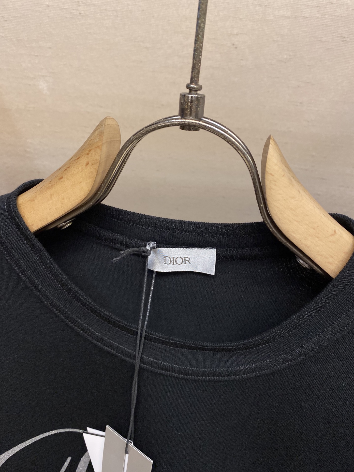 🌟🌟Dior、2025FW 迪*之爱这款 T 恤是二零二五冬季男装系列新品，饰以灵感源自 Dio* 档案