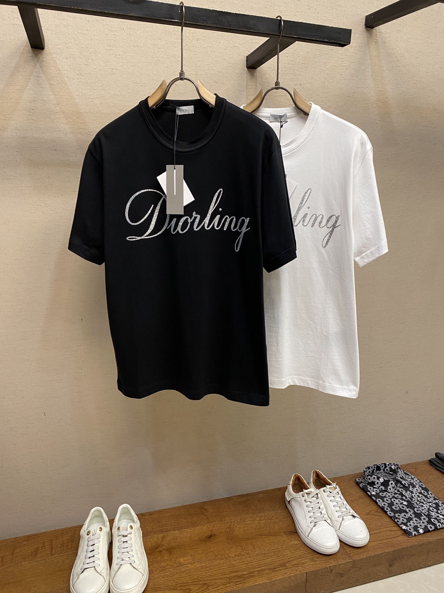 🌟🌟Dior、2025FW 迪*之爱这款 T 恤是二零二五冬季男装系列新品，饰以灵感源自 Dio* 档案