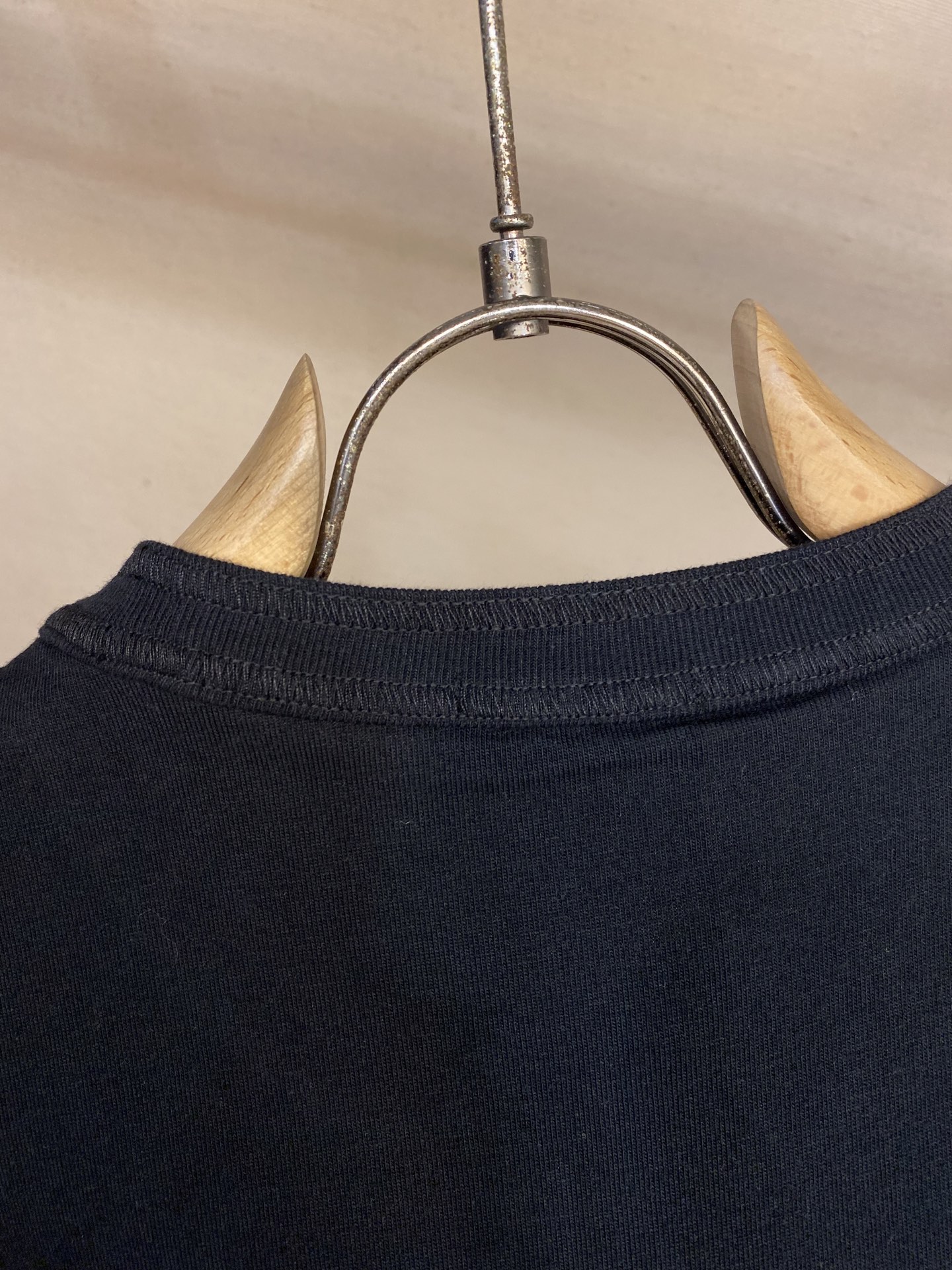 🌟🌟Dior、2025FW 迪*之爱这款 T 恤是二零二五冬季男装系列新品，饰以灵感源自 Dio* 档案