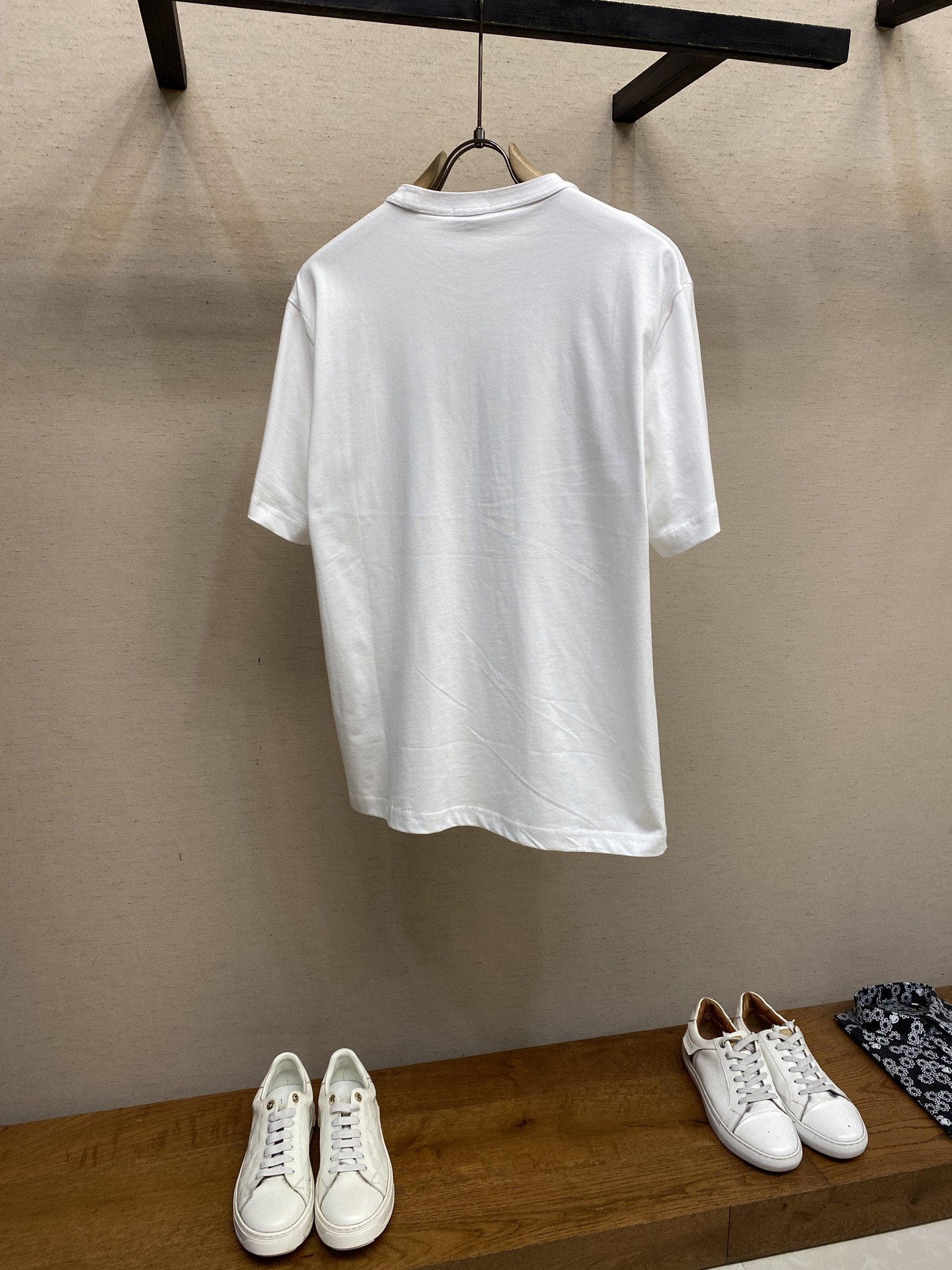 🌟🌟Dior、2025FW 迪*之爱这款 T 恤是二零二五冬季男装系列新品，饰以灵感源自 Dio* 档案