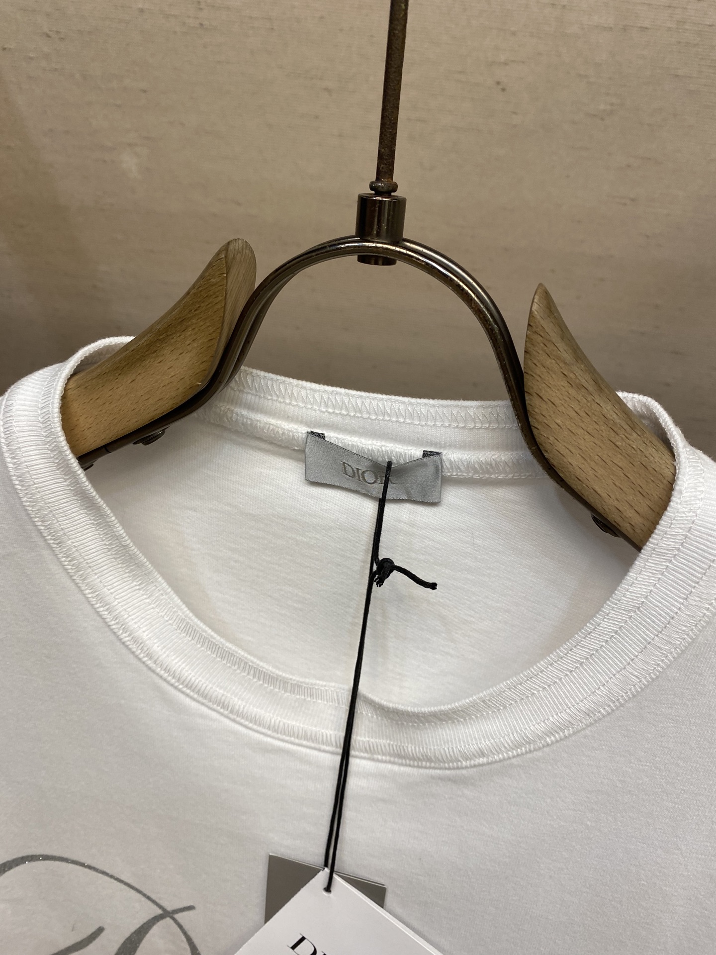 🌟🌟Dior、2025FW 迪*之爱这款 T 恤是二零二五冬季男装系列新品，饰以灵感源自 Dio* 档案