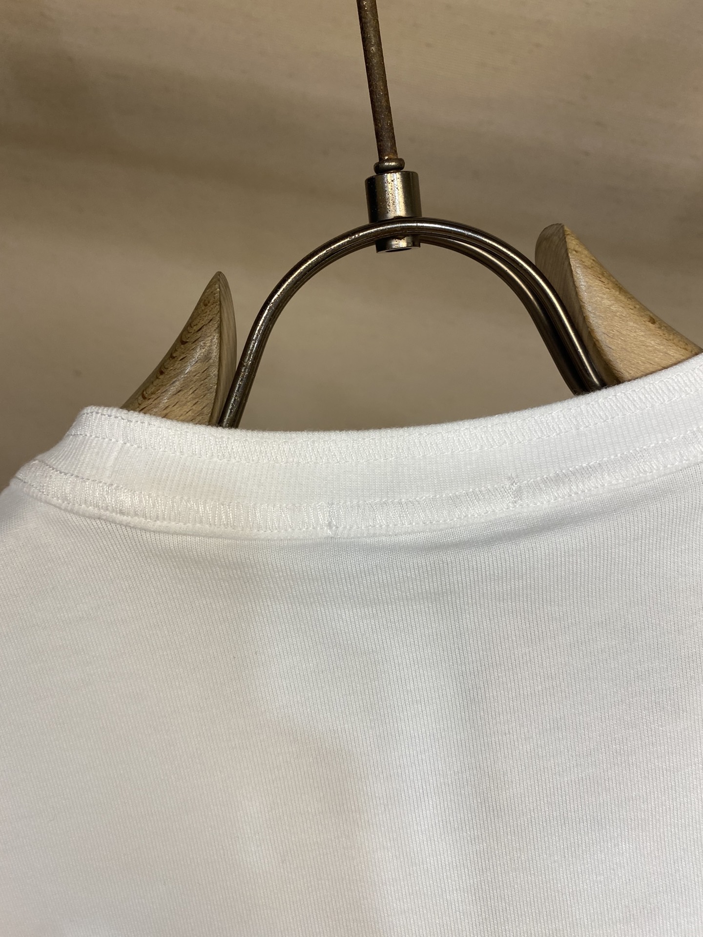 🌟🌟Dior、2025FW 迪*之爱这款 T 恤是二零二五冬季男装系列新品，饰以灵感源自 Dio* 档案