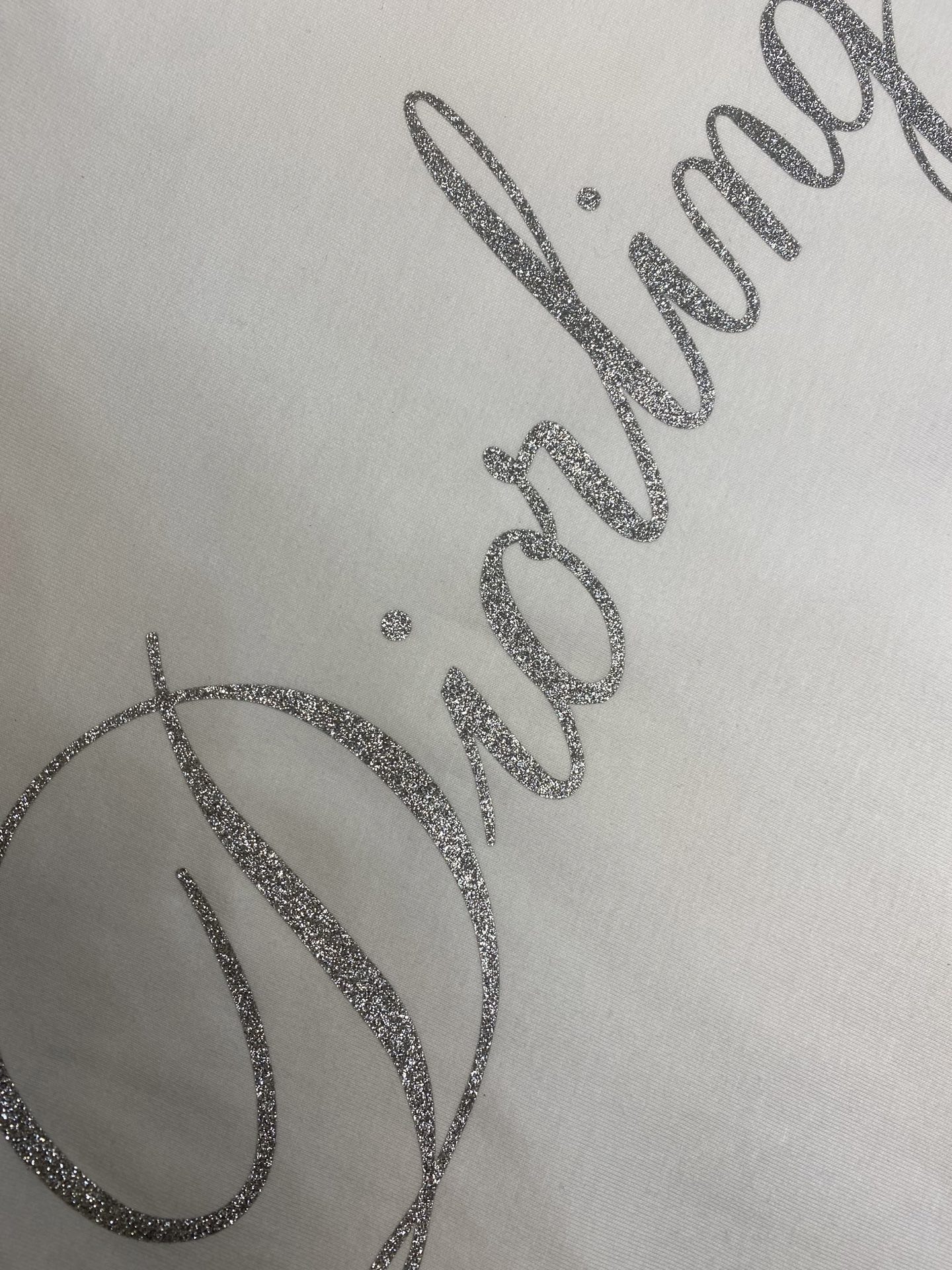 🌟🌟Dior、2025FW 迪*之爱这款 T 恤是二零二五冬季男装系列新品，饰以灵感源自 Dio* 档案