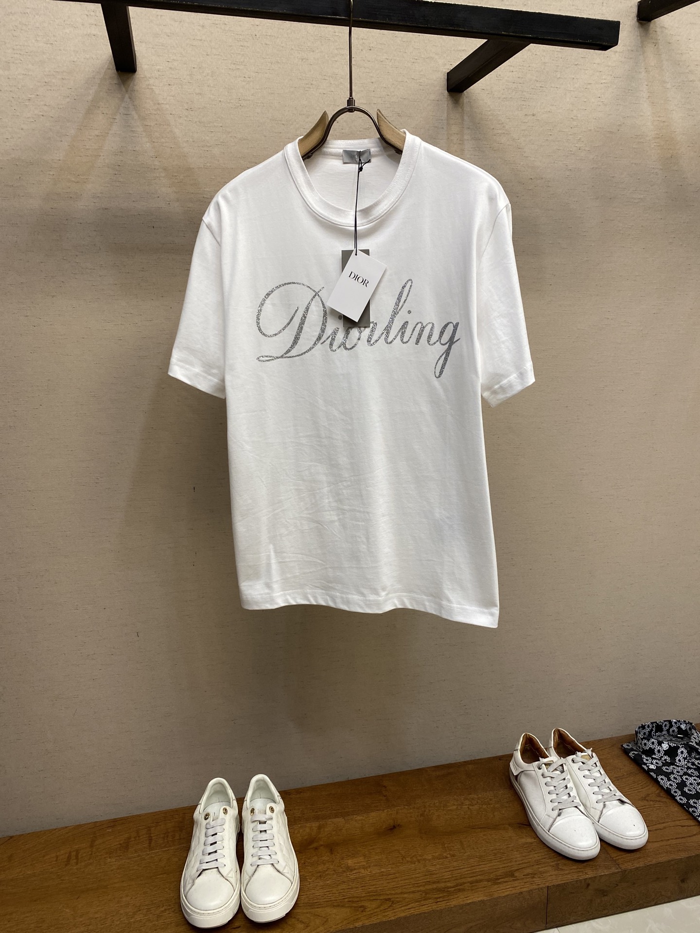 NO:522447,Dior, 2025FW This T-shirt is a new product in the 2025 winter men's clothing series. It is decorated with Dior's Love's flash print inspired by Dio* archives, paying tribute to Dio* inheritance. It is carefully crafted with white cotton jersey fabric, dry cleaning or reverse wrap laundry bag cold water and machine washing!  Size S-XL, dior,alexander wang19860909Dior、2025FW 迪*之爱这款 T 恤是二零二五冬季男装系列新品,饰以灵感源自 Dio* 档案的迪*之爱闪光印花,向 Dio* 承传致敬.采用白色棉质平纹针织面料精心制作 洗涤方式干洗或反面包裹洗衣袋冷水快速机洗！ 尺码S-XL,,dior,alexander wang,Men's clothing