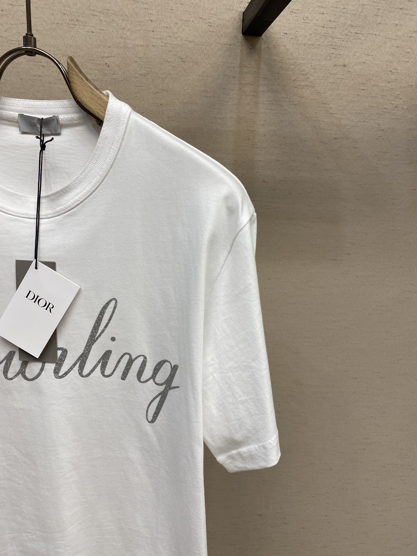 🌟🌟Dior、2025FW 迪*之爱这款 T 恤是二零二五冬季男装系列新品，饰以灵感源自 Dio* 档案