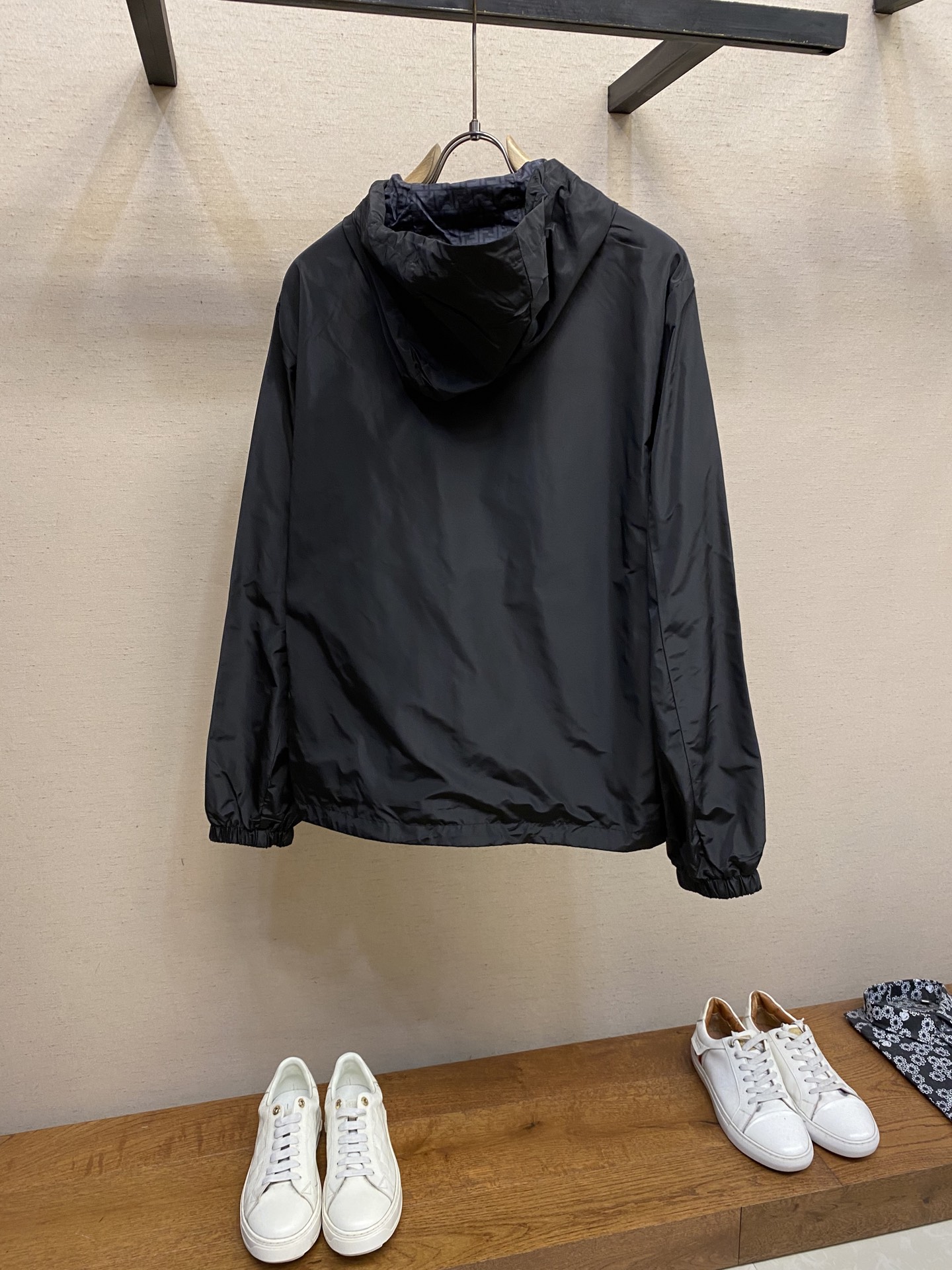 🌟🌟Fendi，高科技布饰标夹克

面料选择：
选用百分百涤纶纤维通过改性技术将涤纶单丝纤度降至0.1旦