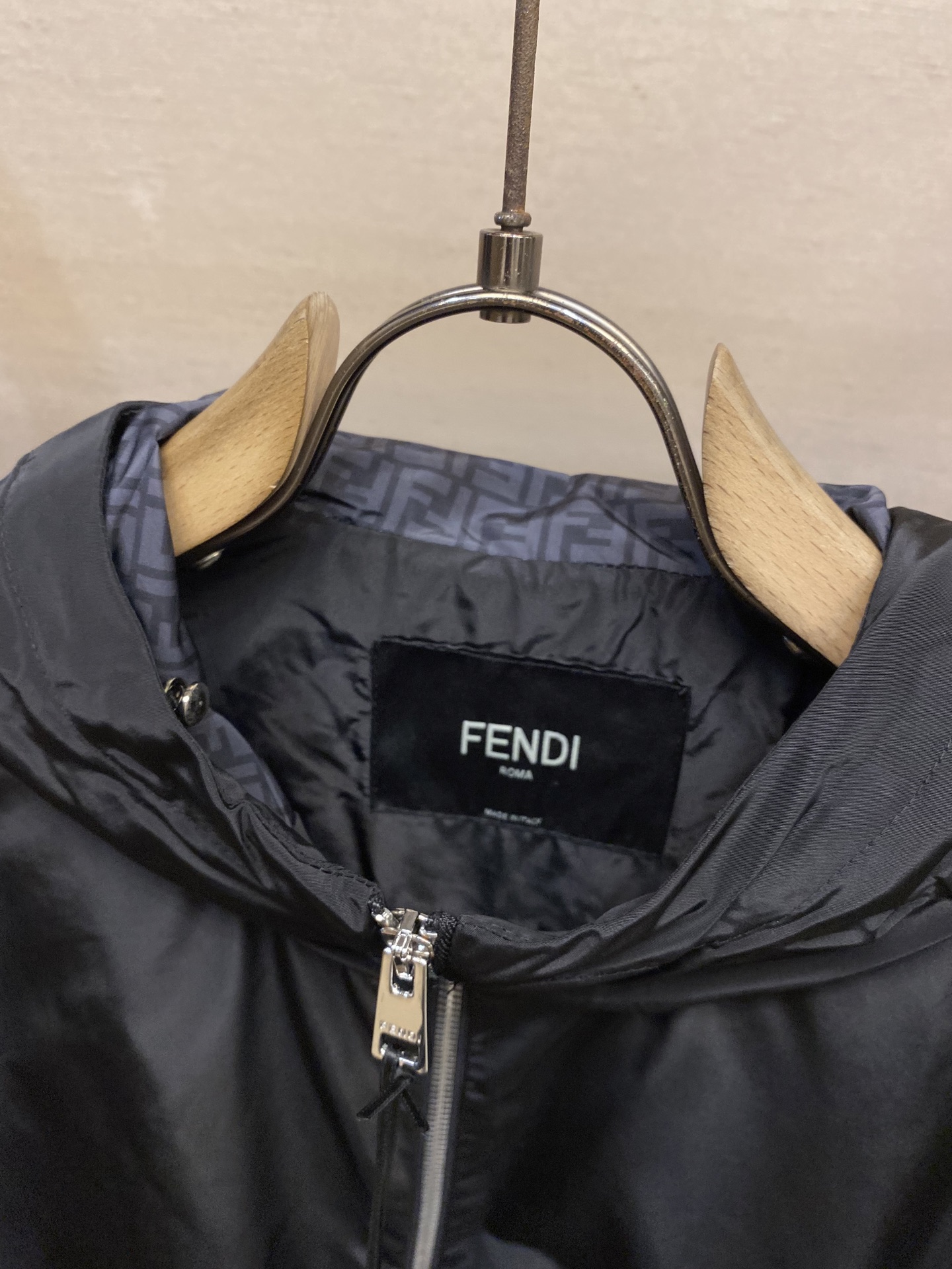 🌟🌟Fendi，高科技布饰标夹克

面料选择：
选用百分百涤纶纤维通过改性技术将涤纶单丝纤度降至0.1旦