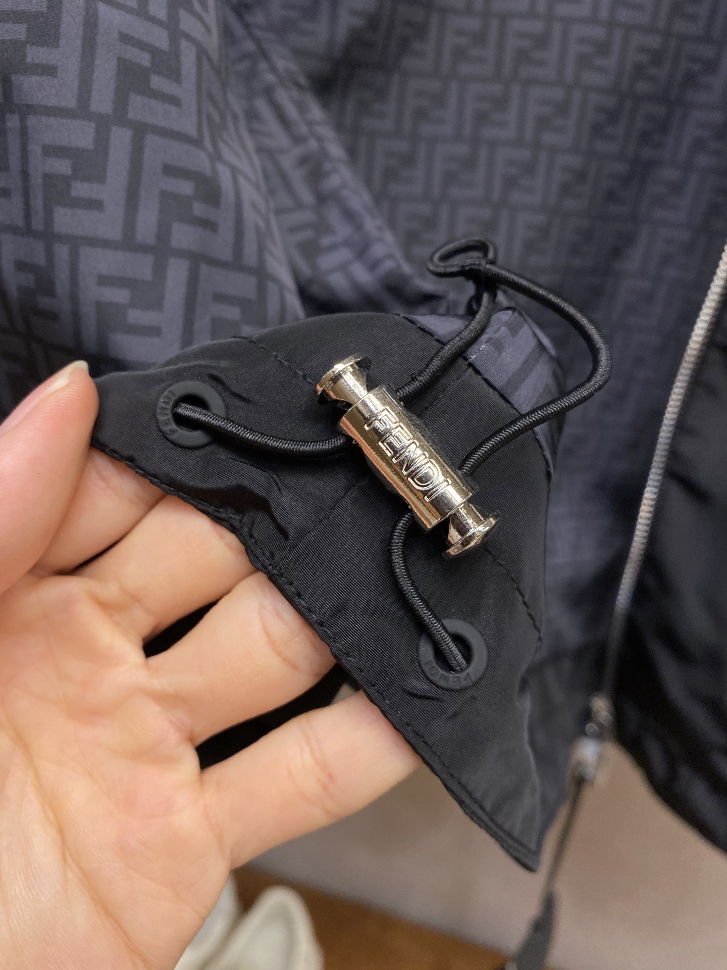 🌟🌟Fendi，高科技布饰标夹克

面料选择：
选用百分百涤纶纤维通过改性技术将涤纶单丝纤度降至0.1旦