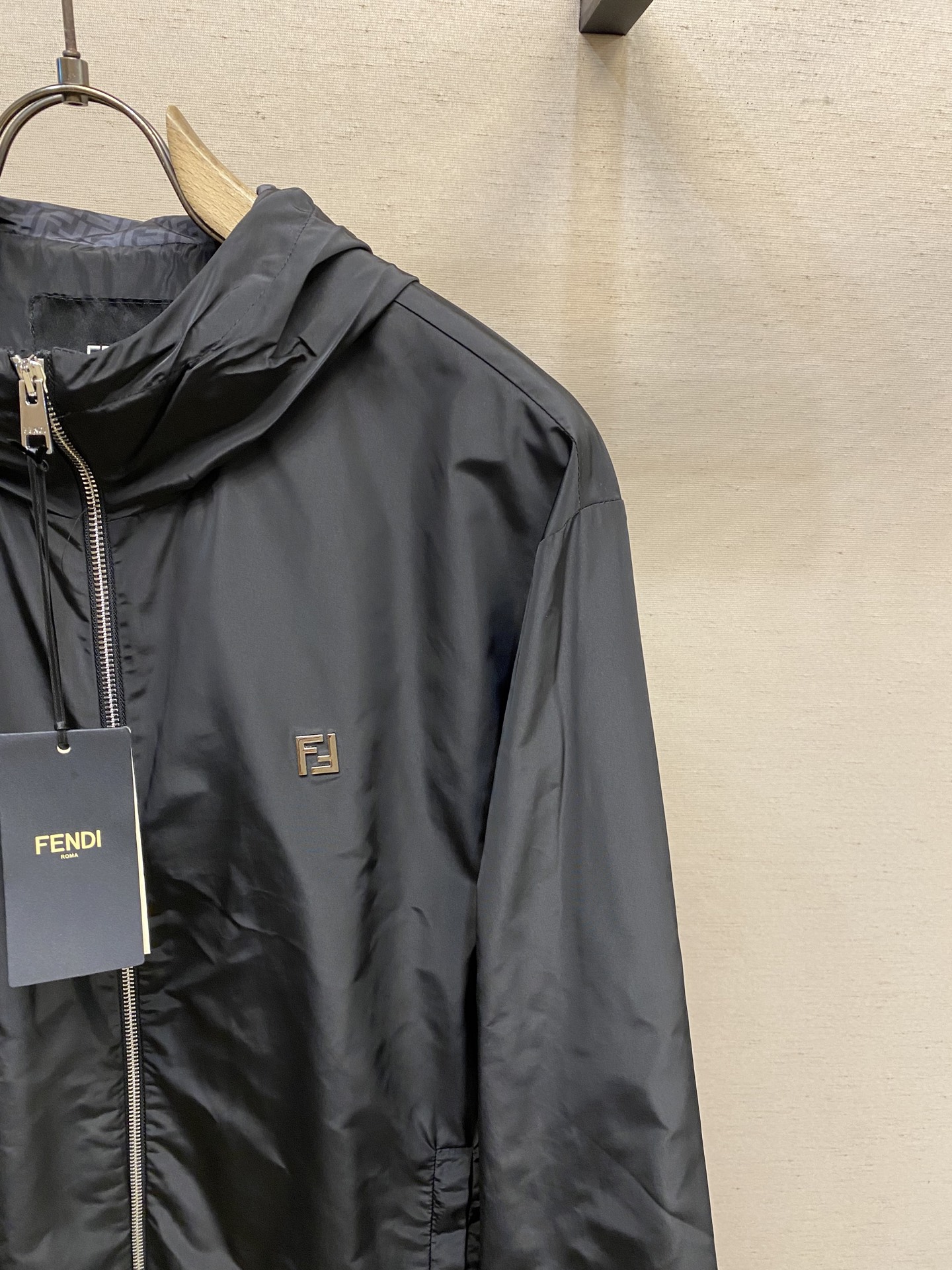 🌟🌟Fendi，高科技布饰标夹克

面料选择：
选用百分百涤纶纤维通过改性技术将涤纶单丝纤度降至0.1旦