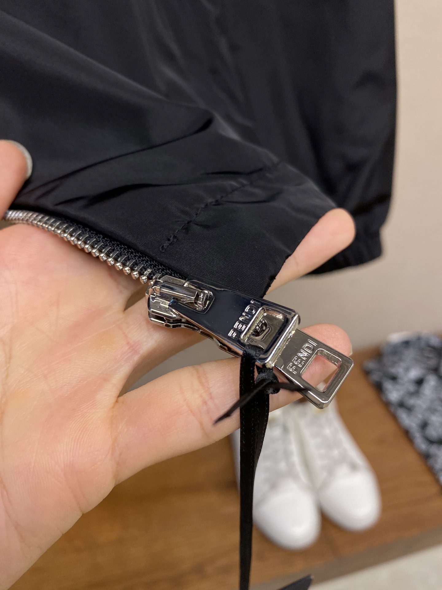 🌟🌟Fendi，高科技布饰标夹克

面料选择：
选用百分百涤纶纤维通过改性技术将涤纶单丝纤度降至0.1旦