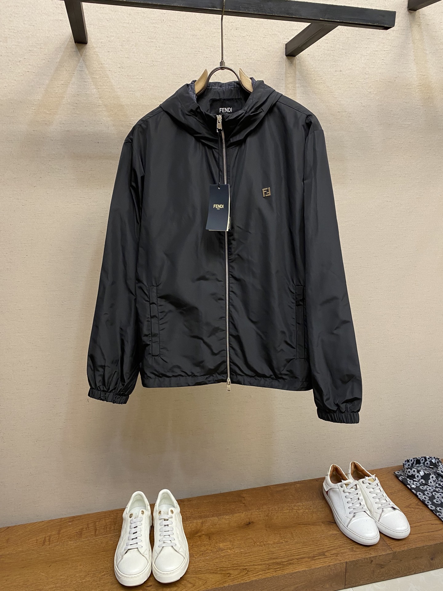 NO:512673,Fendi, high-tech cloth decorative jacket fabric selection 100% polyester fiber to reduce the polyester monofilament fiber through modification technology. The high-denier weaving surface shows tight plain patterns, reducing gaps, soft touch and cleverness and durability. Lining double F printing adopts digital direct injection technology to print, machine analysis of original lining typesetting, convert pattern information into digital signals, spray high-quality and durable ink directly onto the surface of the fabric to achieve high-resolution printing effect, clear details and natural colors. Details The chest is decorated with a customized small metal FF logo to enhance the recognition. The hood lining also uses fabric with FF logo to add brand impression. Size S-XL,,fendi, jackets & coats,hats,alexander wang19860909Fendi,高科技布饰标夹克 面料选择 选用百分百涤纶纤维通过改性技术将涤纶单丝纤度降至0.1旦尼尔的一款高科技布面料.高密织法表面呈现紧密平纹,减少空隙,触感柔顺且不失挺括感与耐用性. 里衬双F印花 采用数码直喷技术印花, 通过机器分析原版里衬排版, 将图案信息转化为数字信号 将高品质耐久的油墨直接喷射到面料表面 实现高分辨率的印花效果, 细节清晰, 色彩自然. 细节 胸前装饰有定制的小号金属FF标志,强化辩识度. 兜帽内衬同样采用带有FF标识的布料,增添品牌印象. 尺码S-XL,,fendi,jackets & coats,hats,alexander wang,Men's clothing