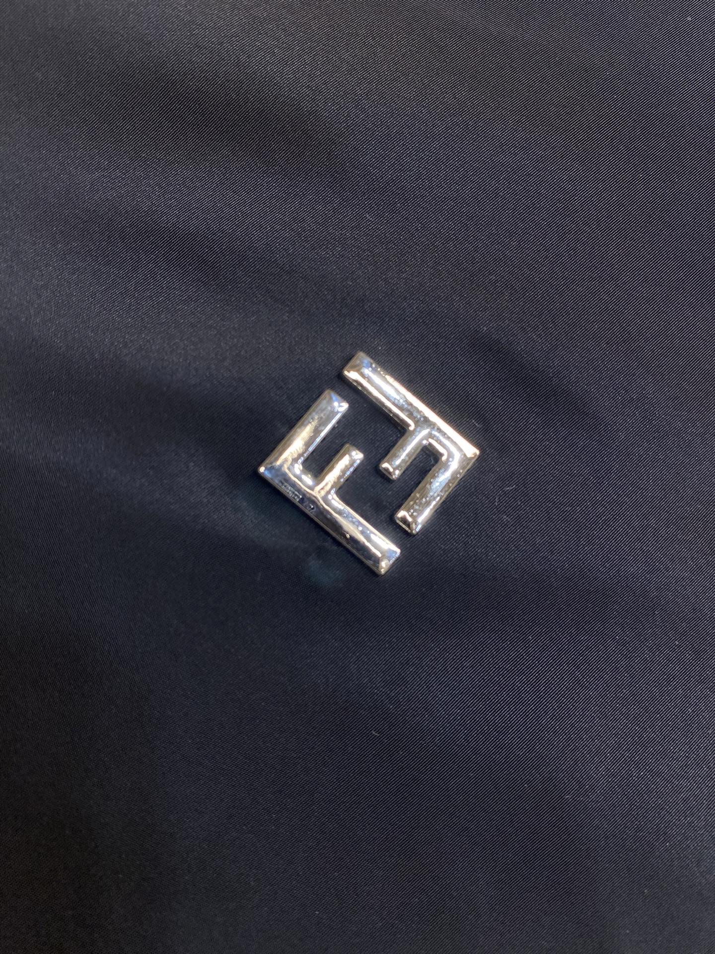 🌟🌟Fendi，高科技布饰标夹克

面料选择：
选用百分百涤纶纤维通过改性技术将涤纶单丝纤度降至0.1旦