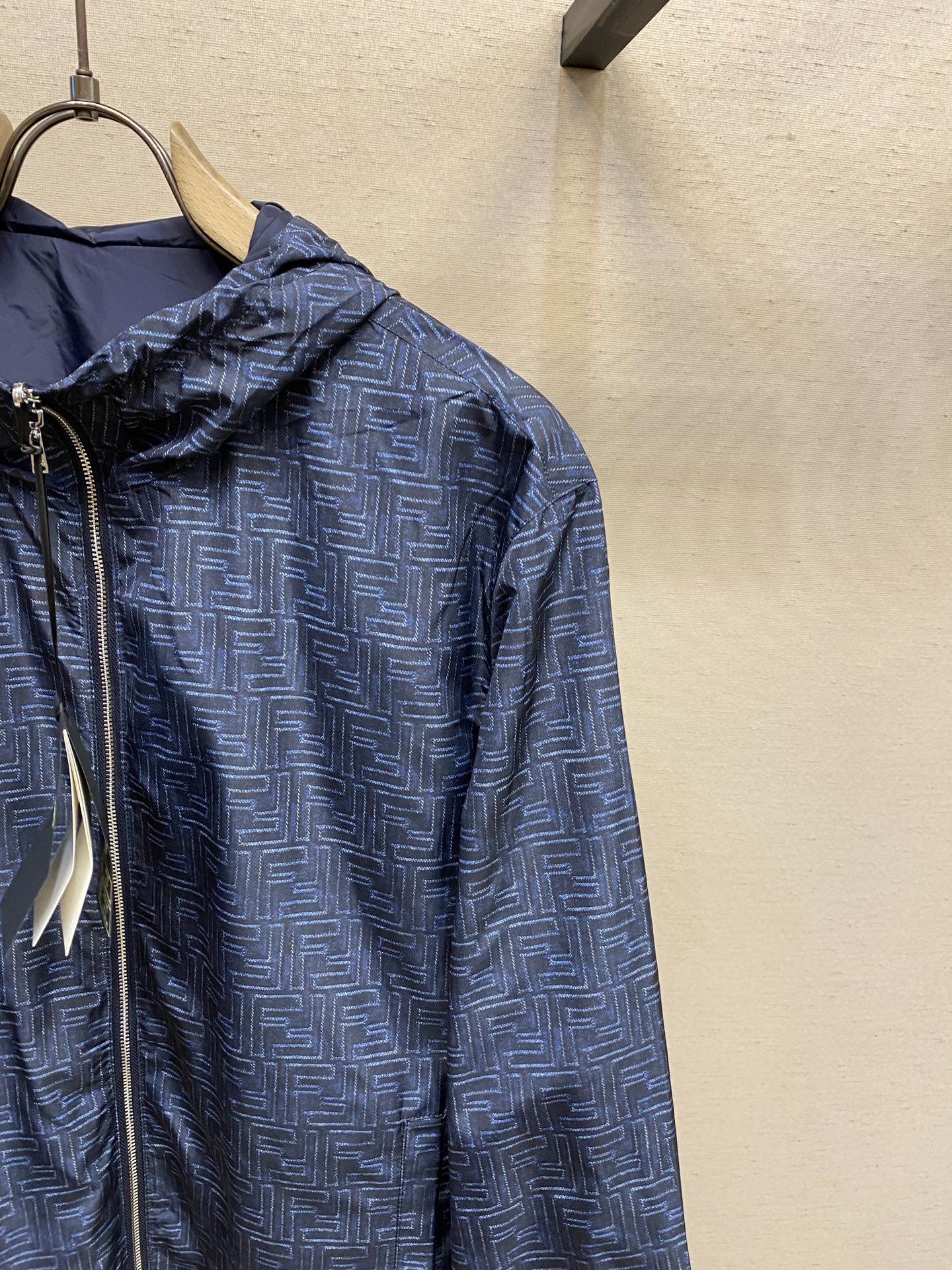 🌟🌟Fendi，FF尼龙双面穿夹克

面料选择：
选用百分百涤纶纤维制成的尼龙面料。涤纶纤维本身的断裂强