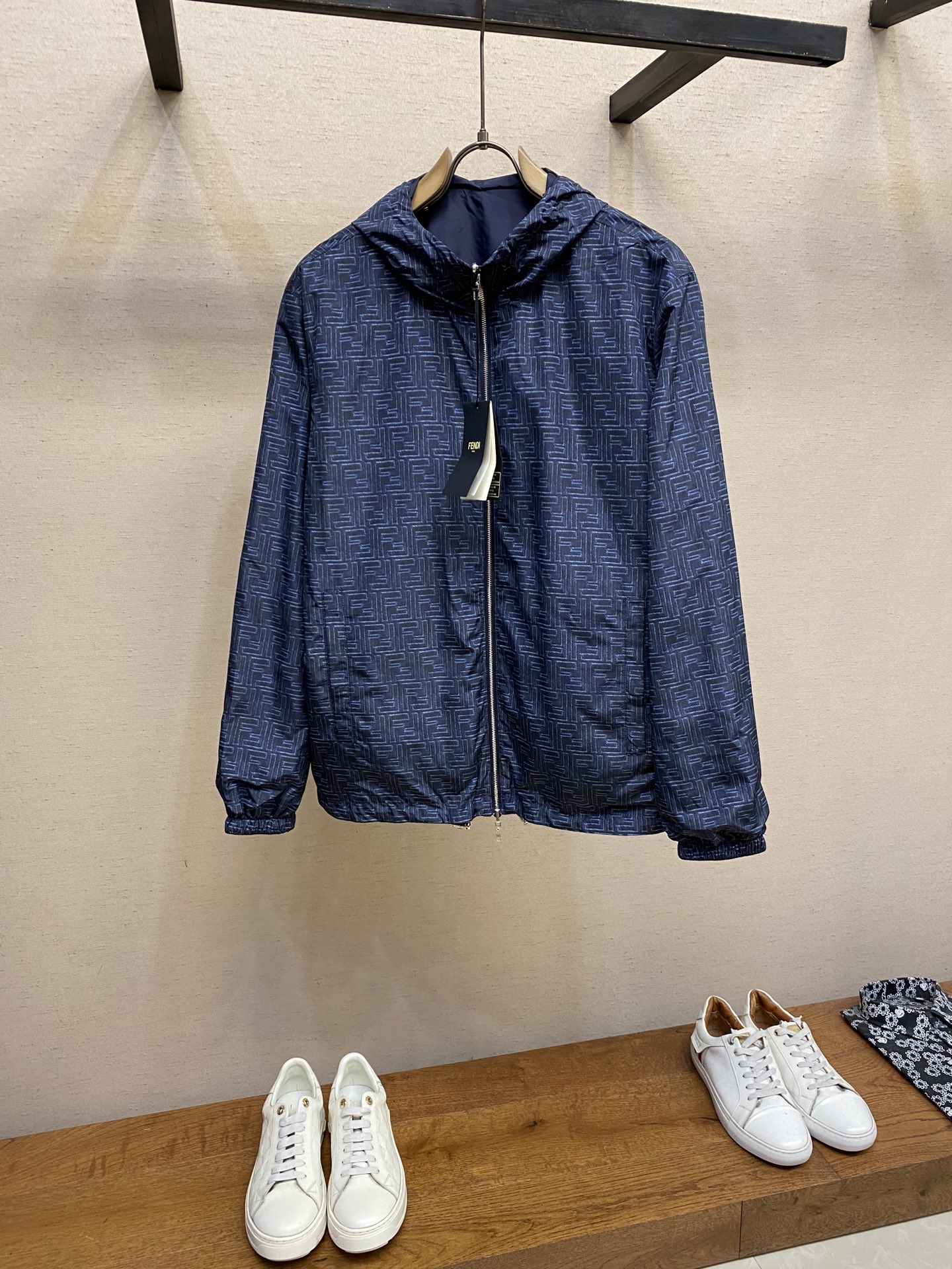 NO:512670,Fendi, FF nylon double-sided jacket fabric selection Choose nylon fabric made of 100% polyester fiber. The fracture strength and wear resistance of the polyester fiber itself are very high, and the fabric is extremely durable and strong through tight weaving. At the same time, it is not easy to wrinkle. Repeated kneading and squeezing can also be quickly restored to its original state through micro-organization, saving time for maintenance, and a crisp and stylish appearance. The double F printed surface is restored according to the same proportion of the original version through high-quality and durable ink and advanced digital printing technology, ensuring that the finished product is saturated in color, clear patterns, and structural characteristics are decorated with good color and not easy to fade. Accurate flower cutting through the computer's accurate positioning system, and sufficient seams will be reserved for subsequent alignment adjustments. Sewing details  Before formal sewing, use a hand to sew a sparse needle to temporarily fix the cutting piece, and repeatedly check whether the front and back patterns are coherent (especially in arc parts such as armholes and necklines). Sew sections on the sewing machine, fine-tune the fabric position in real time to ensure that the stitches fall into the 'invisible area' of the pattern junction. Complex parts are controlled by single-needle stepping. Size S-XL,,fendi, jackets & coats,alexander wang19860909Fendi,FF尼龙双面穿夹克 面料选择 选用百分百涤纶纤维制成的尼龙面料.涤纶纤维本身的断裂强度和耐磨性非常高,再通过紧密的编织法使面料极其耐用结实.同时不易起皱,反复揉搓挤压也能通过微整理快速恢复原状,节省打理时间,外观挺括有型. 双F印花面 通过高品质耐久的油墨和先进的数码印花技术,按照原版同比例大小还原,确保成品色彩饱和,图案清晰,结构特性饰其有较好的色度,不易褪色 精准对花 通过电脑精准的定位系统进行激光切割,裁片边缘会预留充分缝份,为后续对位调整留余地. 缝纫细节 正式车缝前,先用手缝疏针临时固定裁片,反复检查正反面图案是否连贯（尤其在弧线部位如袖窿、领口）. 在缝纫机上逐段车缝,实时微调面料位置,确保针脚落于图案交界'隐形区'.复杂部位通过单针步进控制. 尺码S-XL,,fendi,jackets & coats,alexander wang,Men's clothing