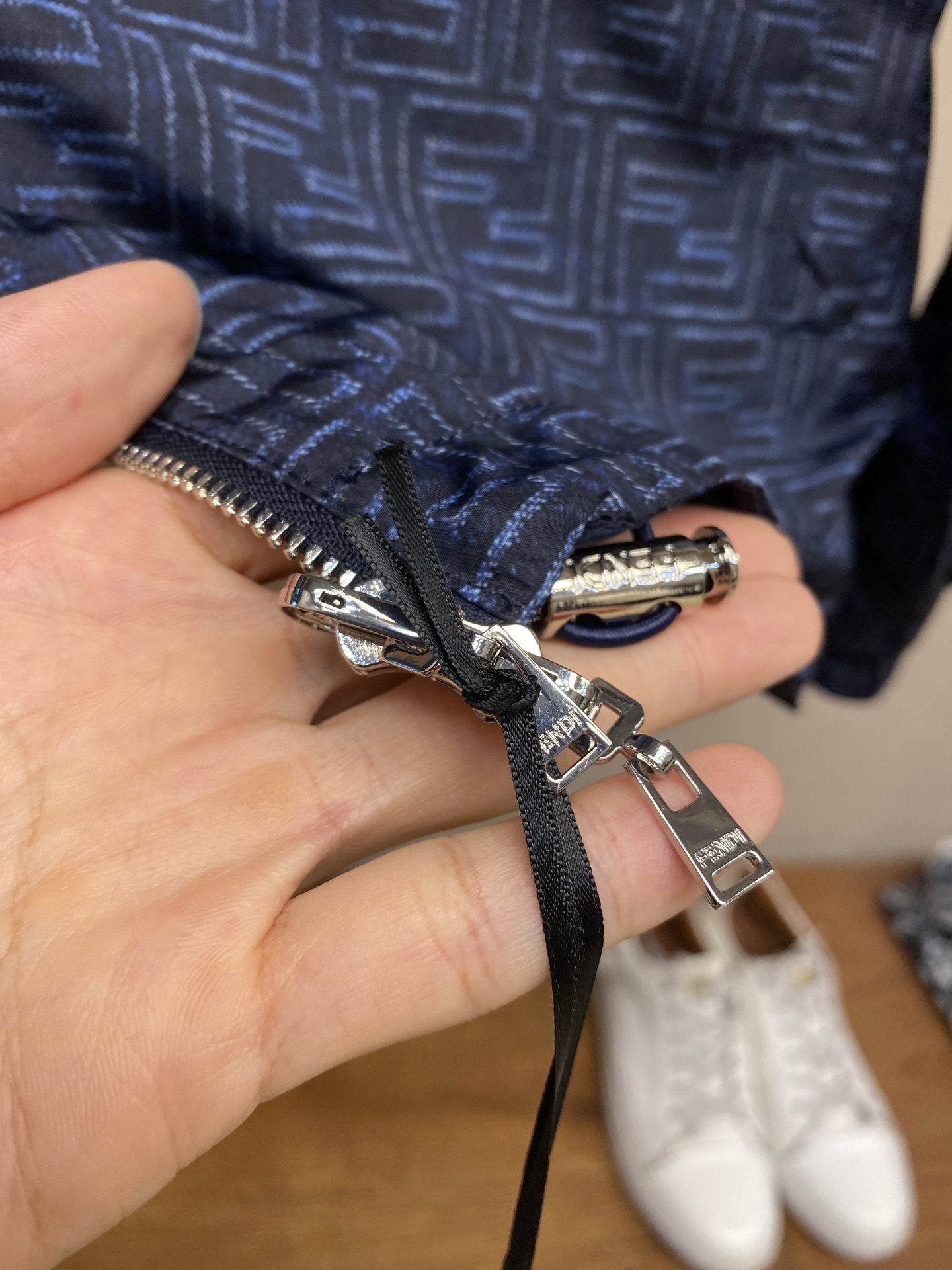 🌟🌟Fendi，FF尼龙双面穿夹克

面料选择：
选用百分百涤纶纤维制成的尼龙面料。涤纶纤维本身的断裂强