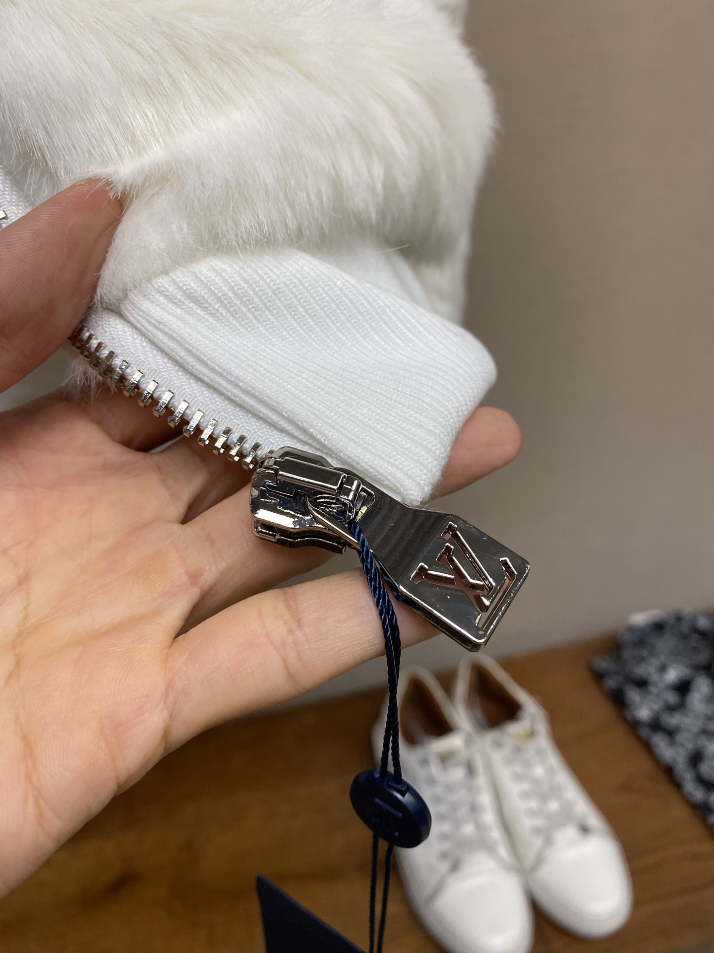 🌟🌟 1V/路易 25FW纯色字母标识水貂毛皮夹克外套

以雅致设计成就雪后时光的舒适之选。细密水貂毛皮