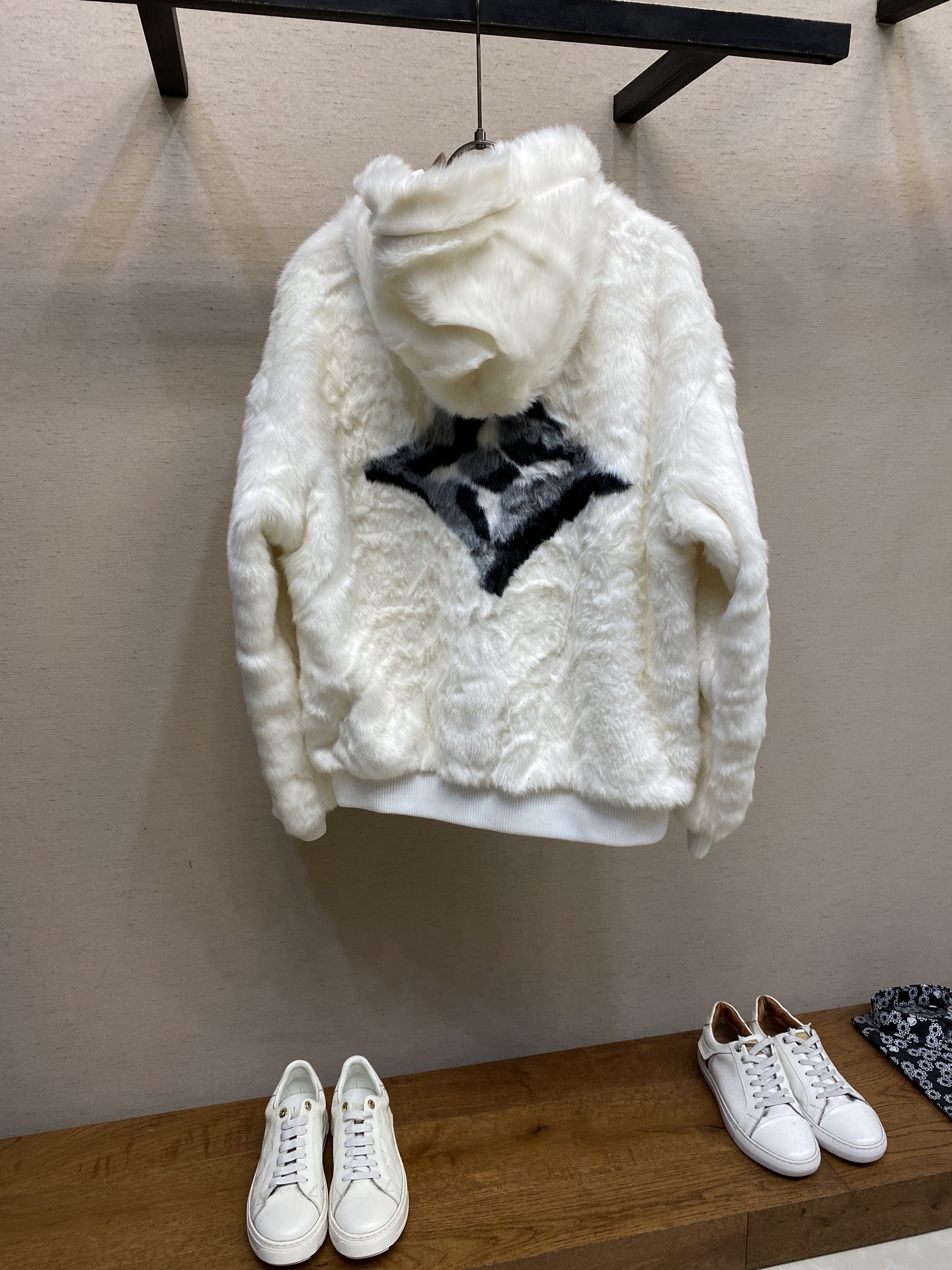 🌟🌟 1V/路易 25FW纯色字母标识水貂毛皮夹克外套

以雅致设计成就雪后时光的舒适之选。细密水貂毛皮