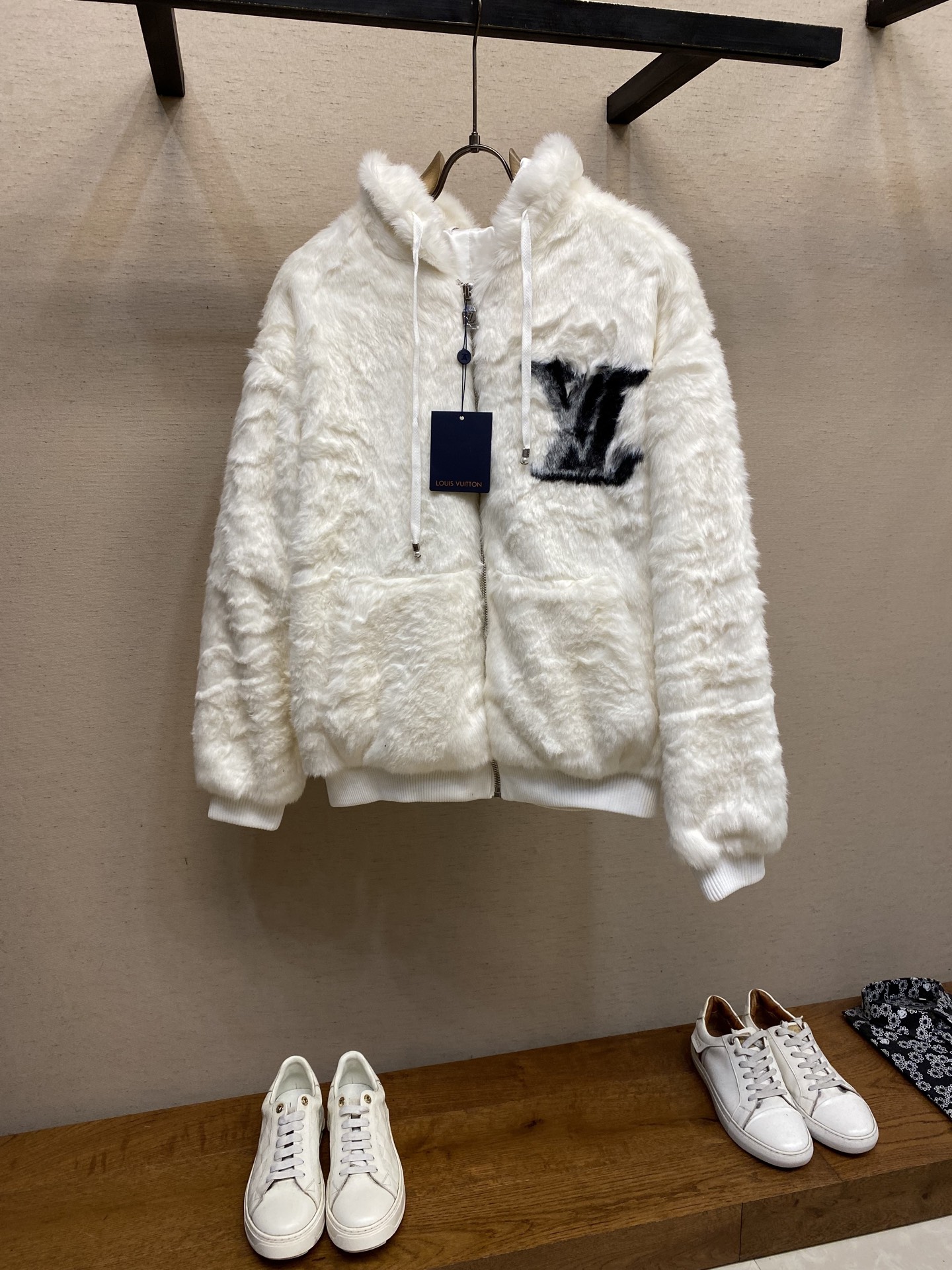 NO:522438,1V/Louis 25FW solid letter logo mink fur jacket jacket makes a comfortable choice for post-snow time with elegant design. The fine mink fur is carefully trimmed to present a 3D visual effect of winter, which is contrasted with the 1V logo in the left pocket. The original version uses mink fur fabric, we use artificial mink fur fixed-dyed pattern, and the copper-ammonia fiber fabric with presbyopia pattern inside ensures comfort and breathability. Size S-XL,,louis vuitton, jackets & coats, jackets & coats, alexander wang198609091V/路易 25FW纯色字母标识水貂毛皮夹克外套 以雅致设计成就雪后时光的舒适之选.细密水貂毛皮经精心修剪呈现冬意盎然的3D视效,与左侧口袋的 1V标识映衬鲜明反差.原版采用水貂毛面料,我们采用人造水貂皮定染图案,内里老花暗纹的铜氨纤维面料保证舒适透气. 尺码S-XL,,louis vuitton,jackets & coats,jackets & coats,alexander wang,Men's clothing