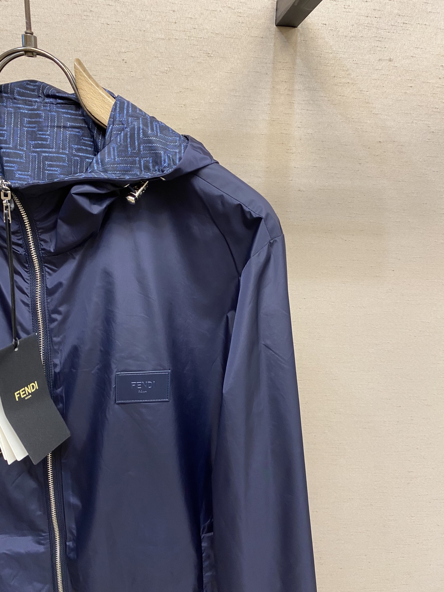 🌟🌟Fendi，FF尼龙双面穿夹克

面料选择：
选用百分百涤纶纤维制成的尼龙面料。涤纶纤维本身的断裂强