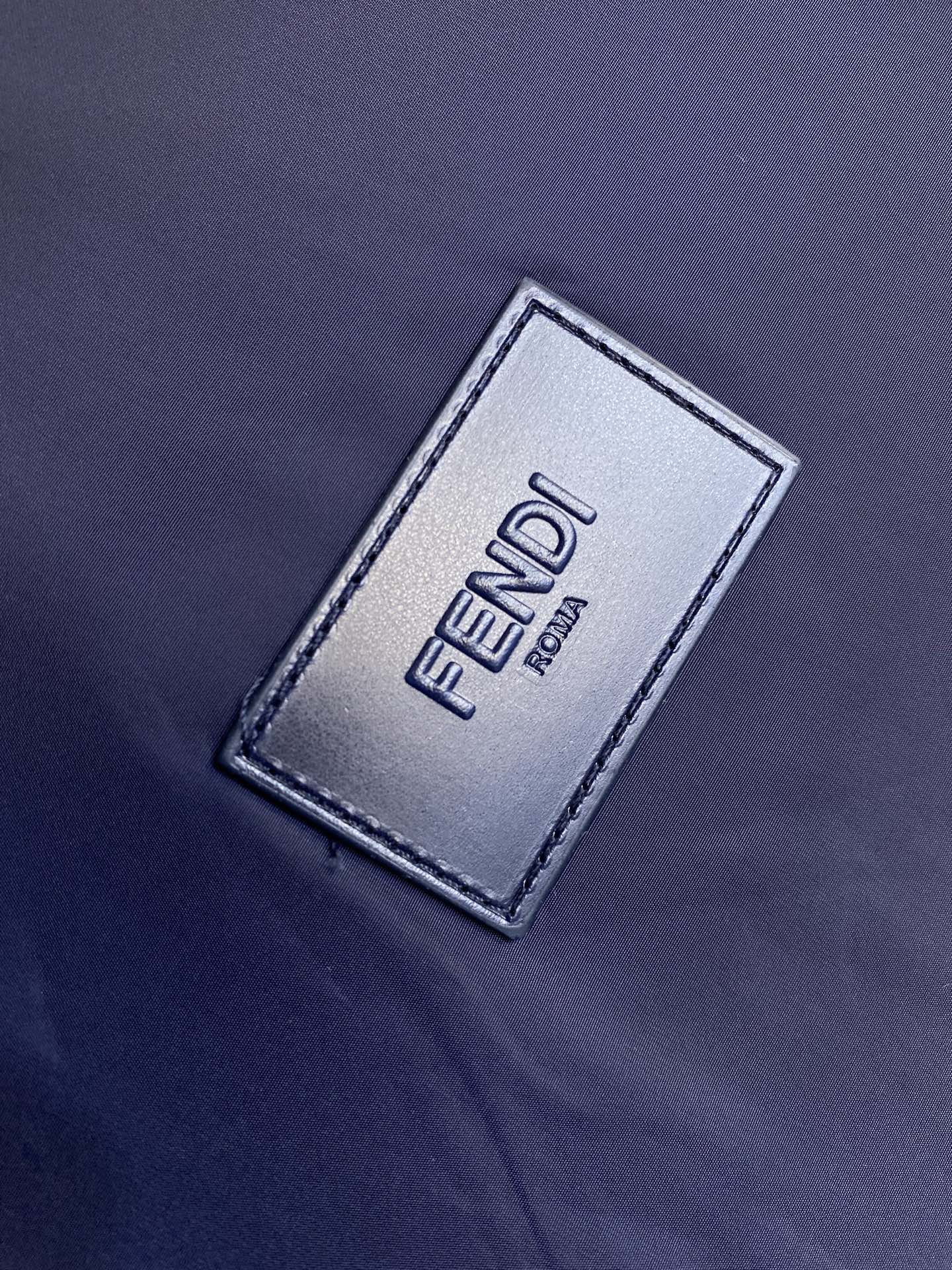 🌟🌟Fendi，FF尼龙双面穿夹克

面料选择：
选用百分百涤纶纤维制成的尼龙面料。涤纶纤维本身的断裂强