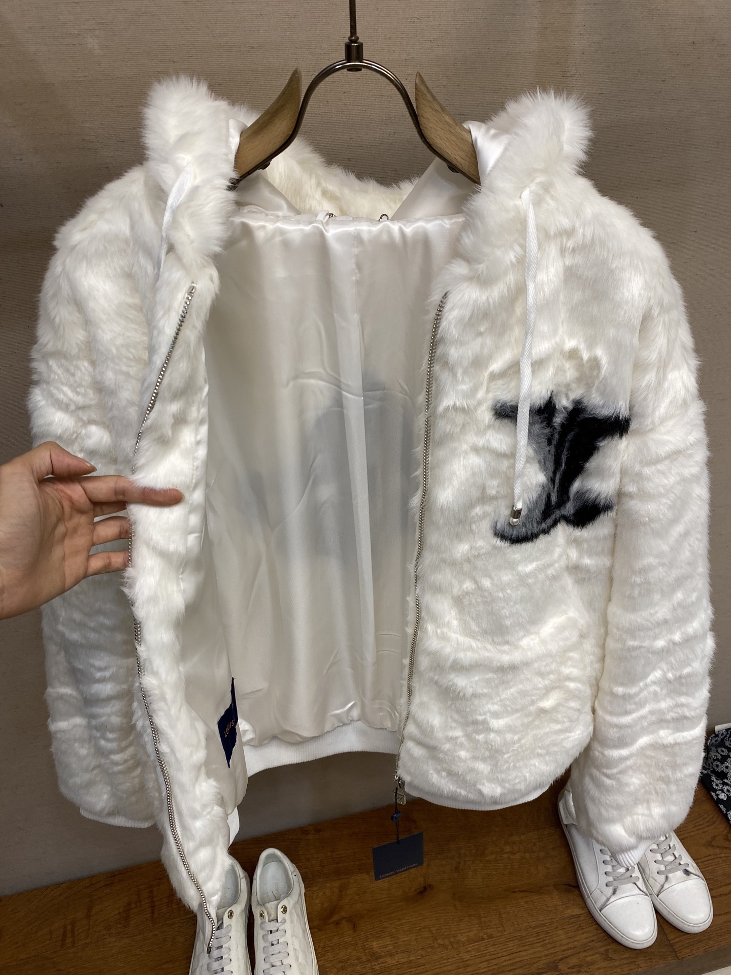 🌟🌟 1V/路易 25FW纯色字母标识水貂毛皮夹克外套

以雅致设计成就雪后时光的舒适之选。细密水貂毛皮