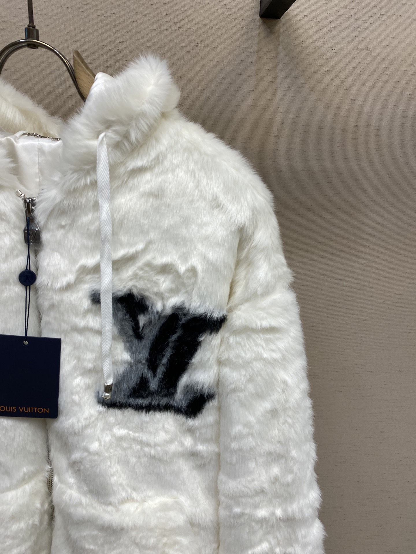 🌟🌟 1V/路易 25FW纯色字母标识水貂毛皮夹克外套

以雅致设计成就雪后时光的舒适之选。细密水貂毛皮